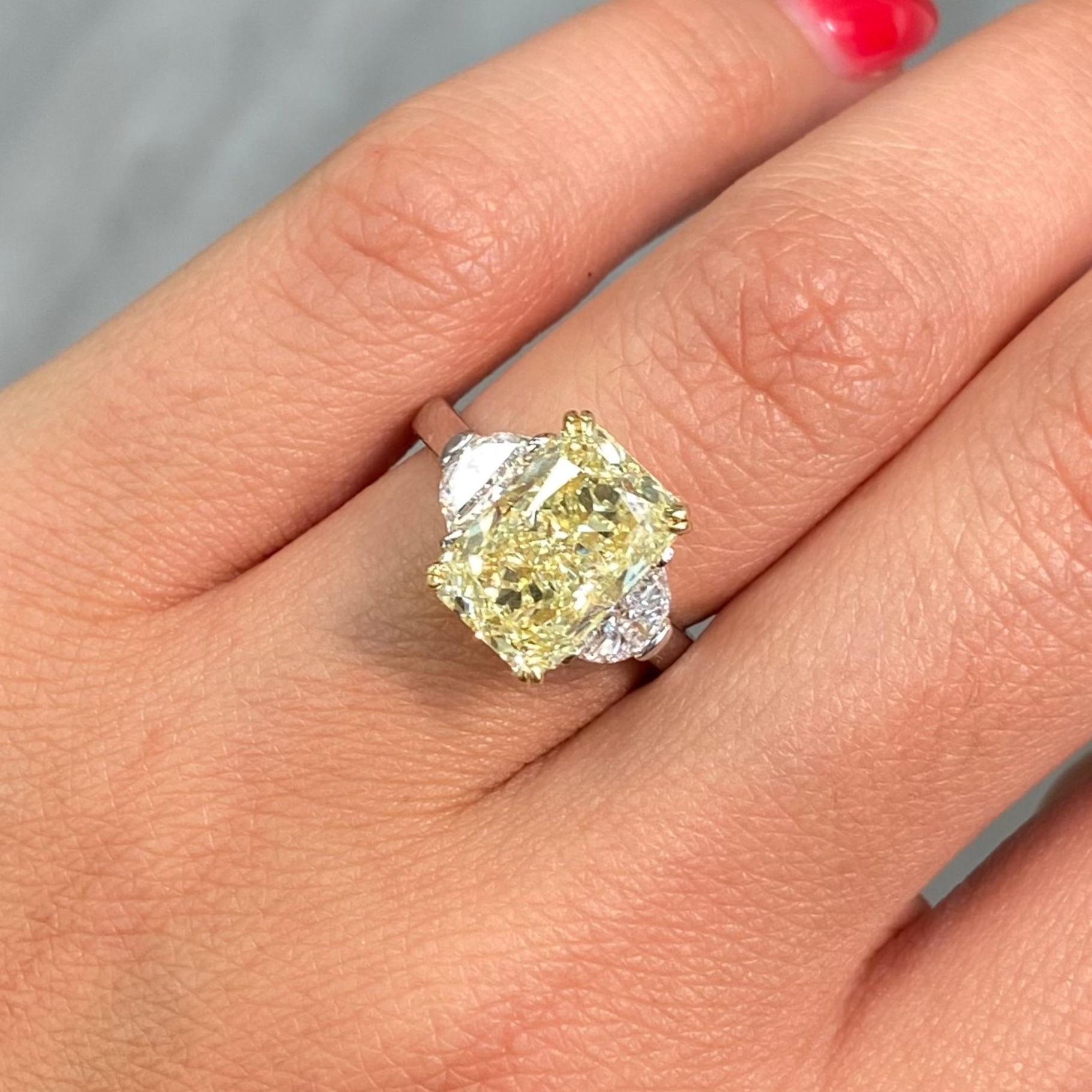 Taille radiant Bague à trois pierres jaune clair fantaisie allongée avec diamants radiants de 5 carats