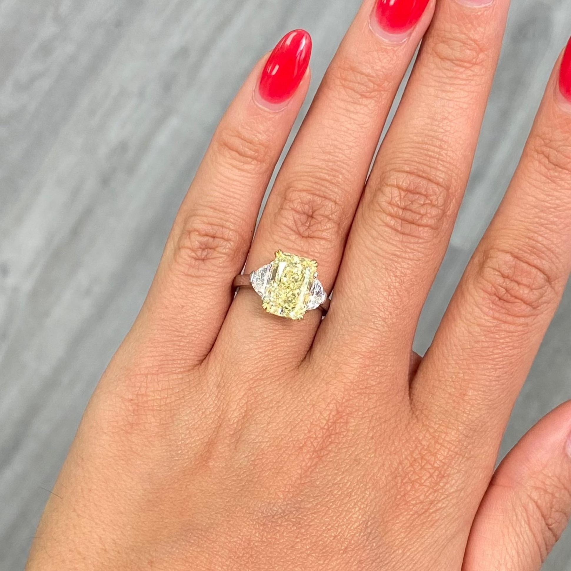 Bague à trois pierres jaune clair fantaisie allongée avec diamants radiants de 5 carats Unisexe 