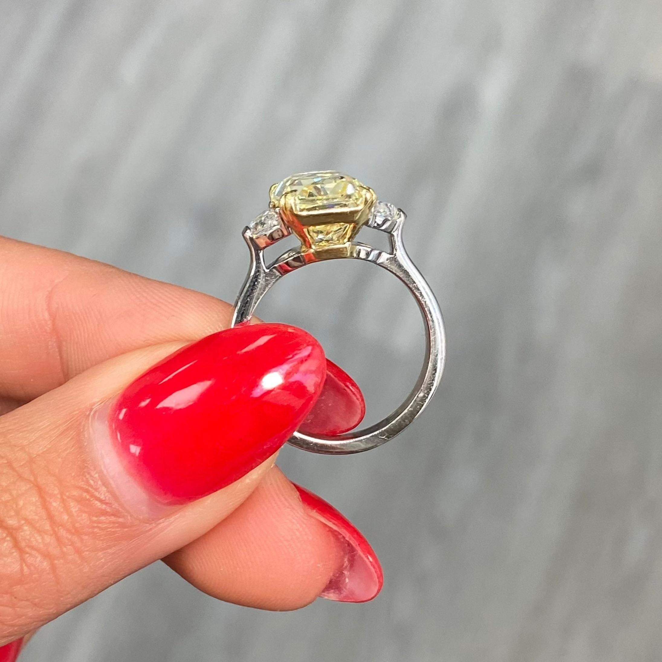 Bague à trois pierres jaune clair fantaisie allongée avec diamants radiants de 5 carats 1