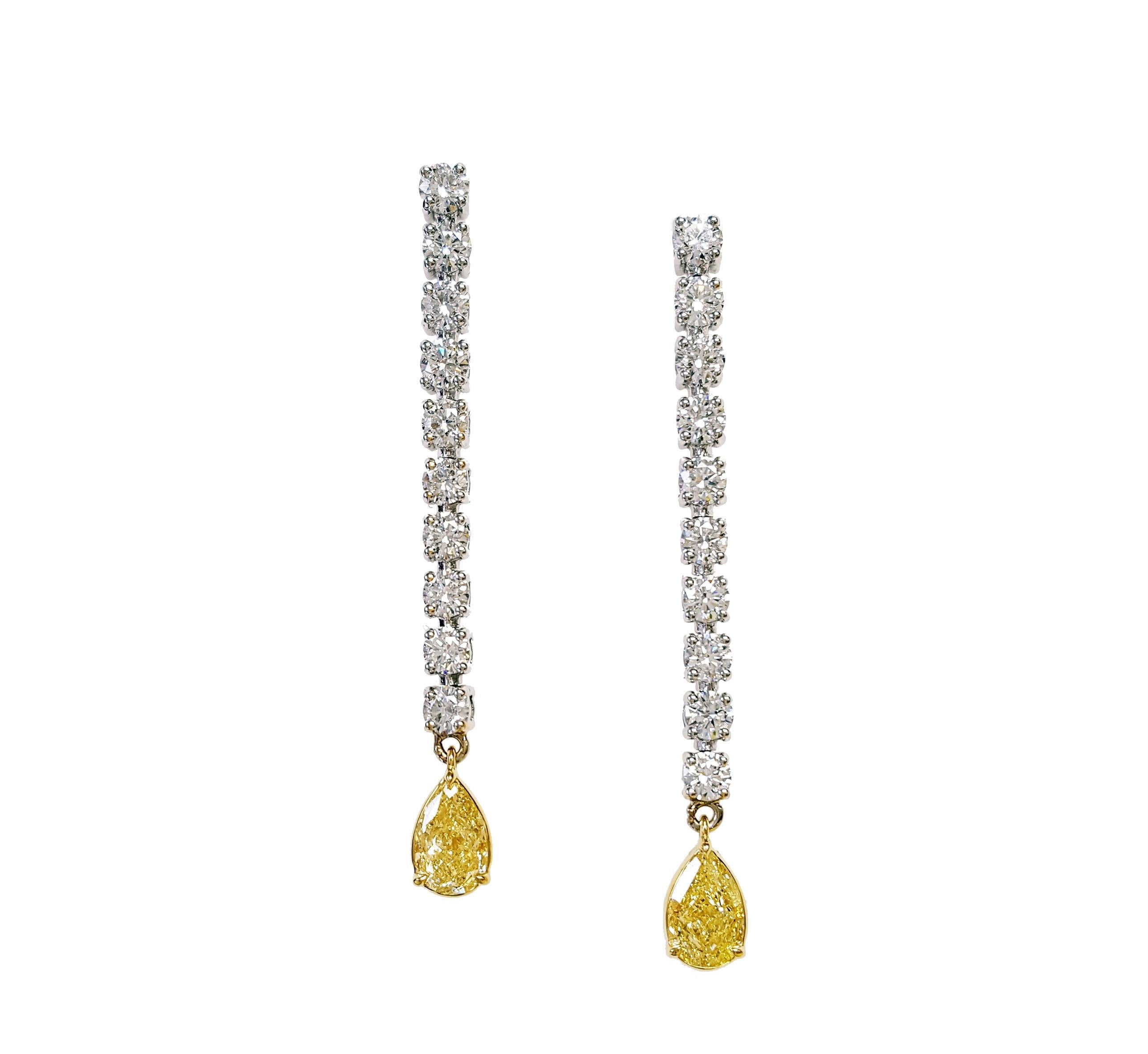 Uno splendido paio di orecchini a goccia con diamante giallo fancy a forma di pera e diamante bianco brillante da 5,19 carati. Questi eleganti e unici orecchini a goccia presentano un diamante giallo fancy a forma di pera da 1,07 carati, certificato