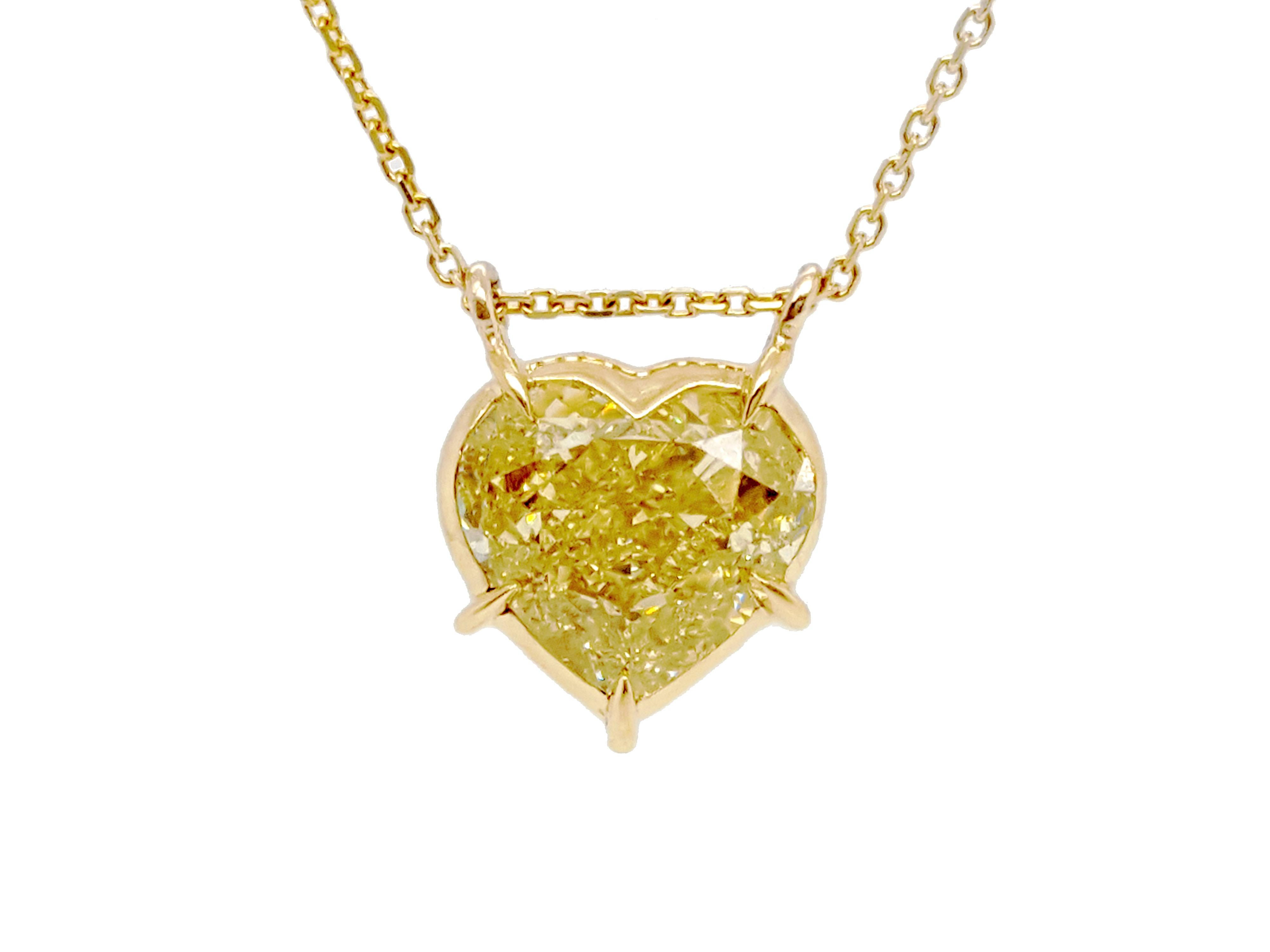 Découvrez l'élégance d'un pendentif en forme de cœur en diamant Fancy Yellow de 5,17 carats, certifié par le GIA avec une pureté VVS2. Taillé et façonné de main de maître par nos artisans experts, ce diamant présente une symétrie exceptionnelle et