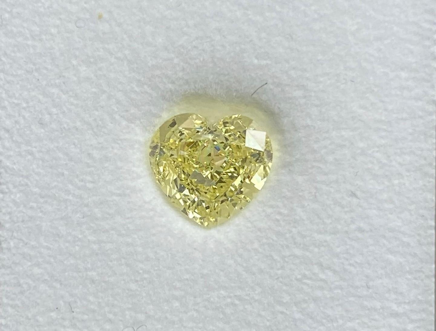 Taille cœur Collier en forme de cœur en or jaune 18 carats avec diamants jaunes fantaisie de 5 carats certifiés GIA en vente