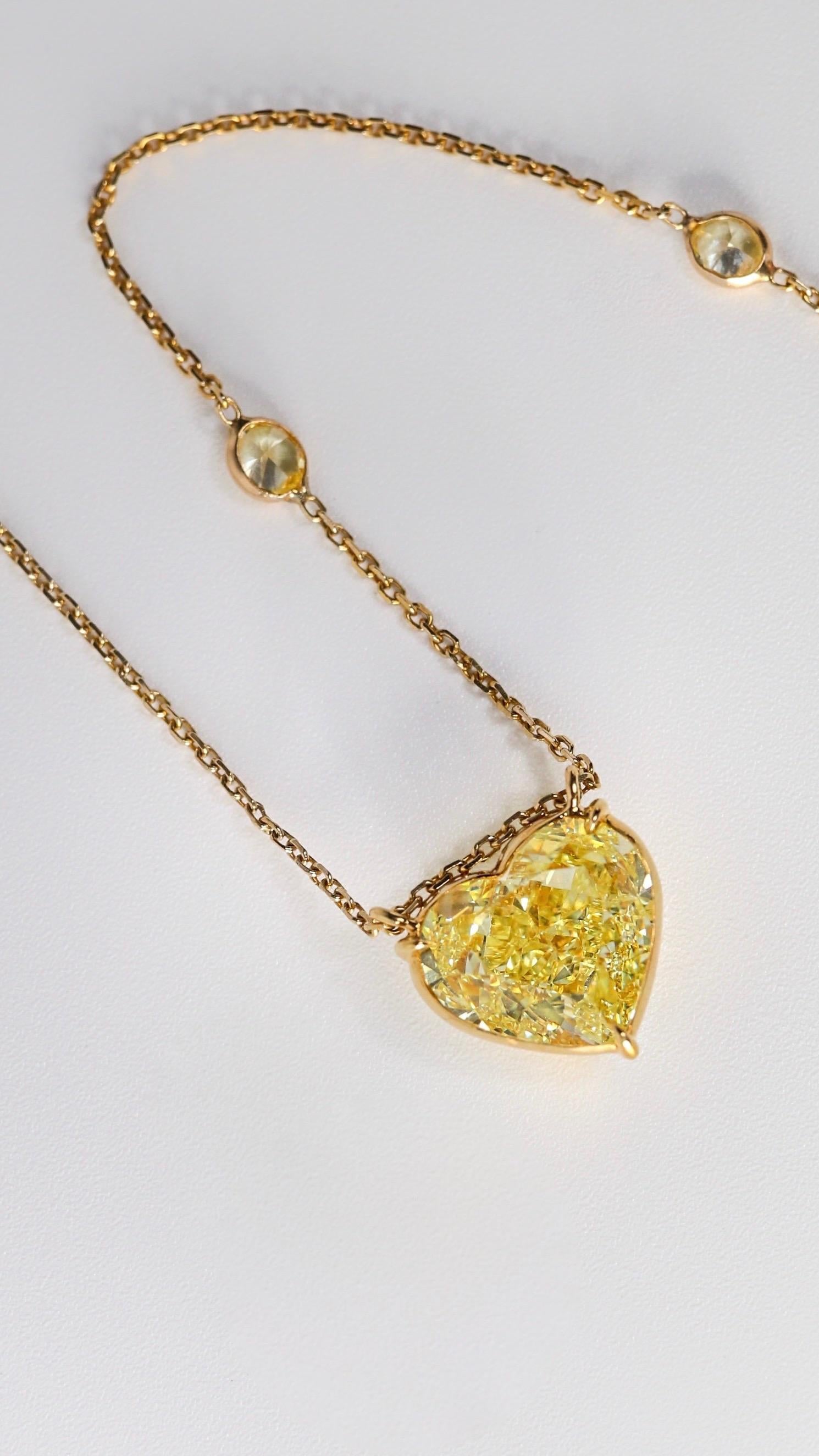 Collier en forme de cœur en or jaune 18 carats avec diamants jaunes fantaisie de 5 carats certifiés GIA Neuf - En vente à New York, NY