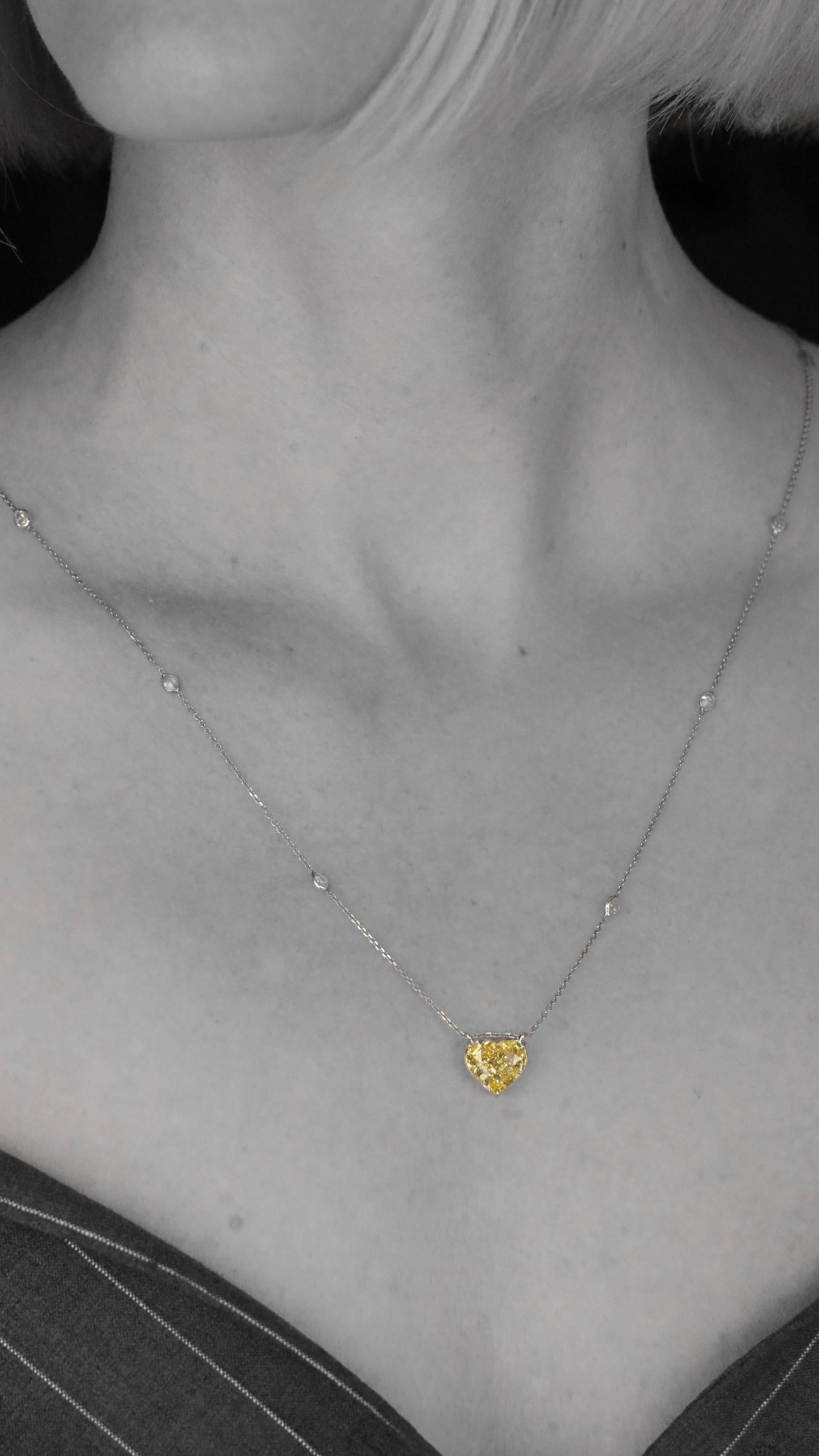 Collier en forme de cœur en or jaune 18 carats avec diamants jaunes fantaisie de 5 carats certifiés GIA Pour femmes en vente