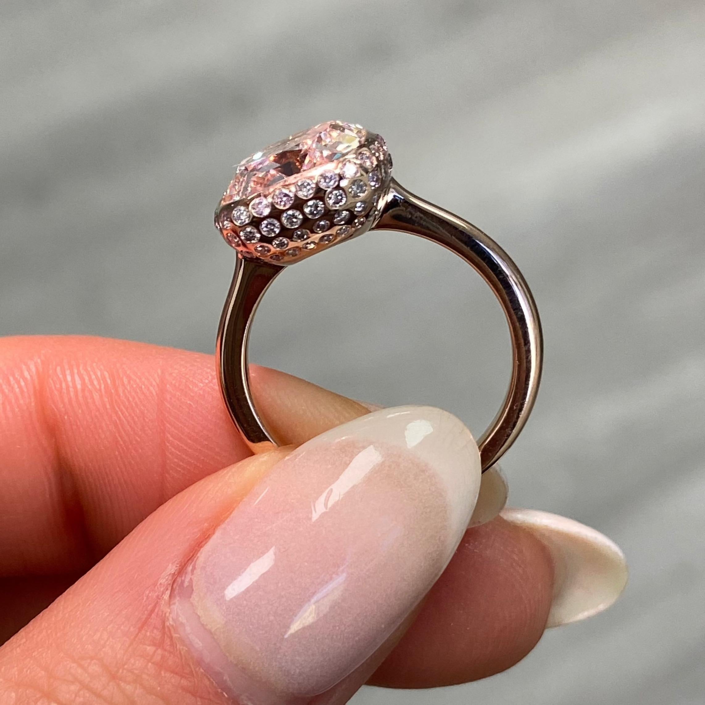 Taglio radiant Anello con castone di diamanti rosa radiante senza difetti da 5 carati in vendita