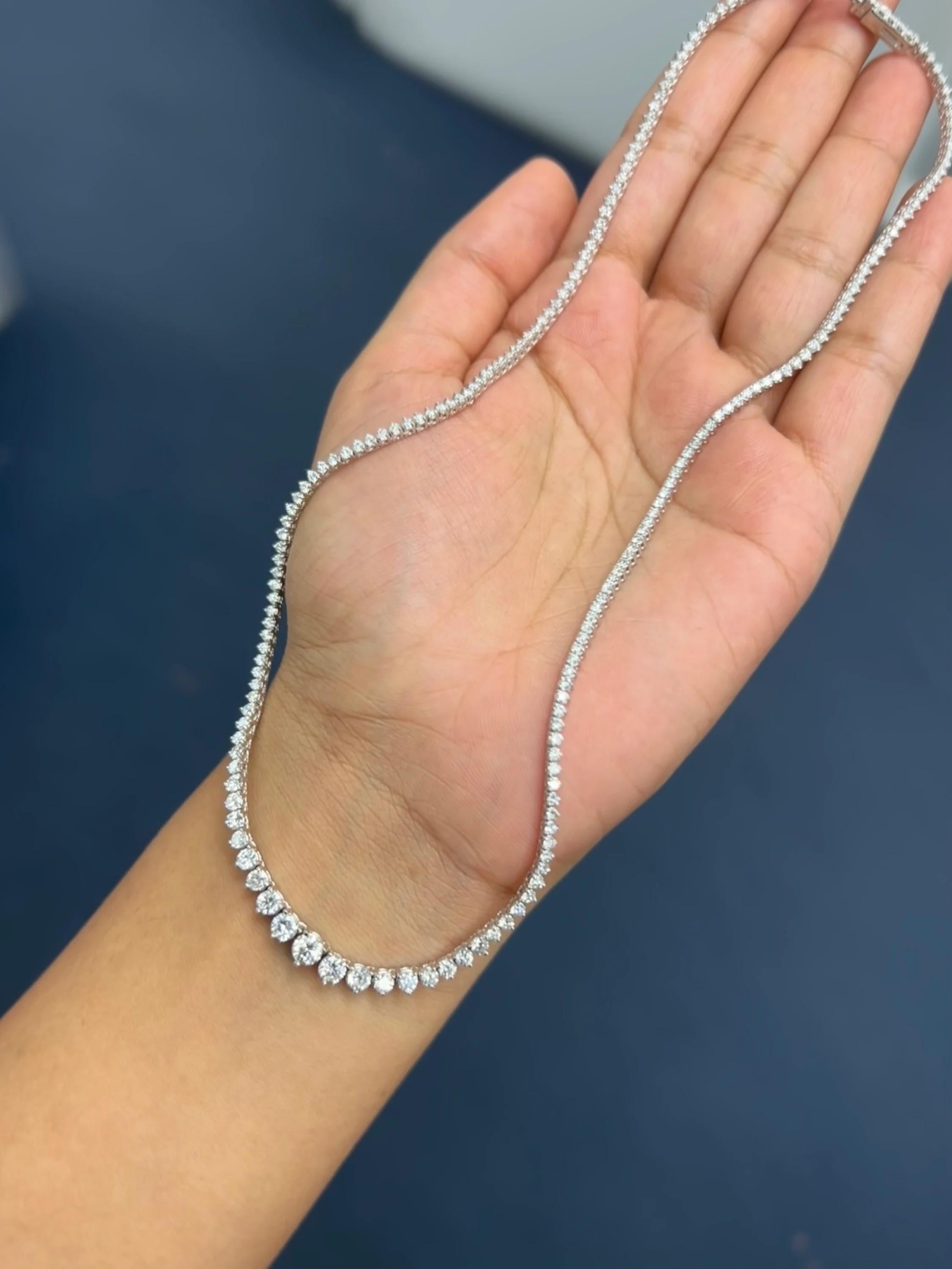 Contemporary 5 Carat Graduated Natural Diamond Riviera Tennis Necklace in 14k Gold For Sale