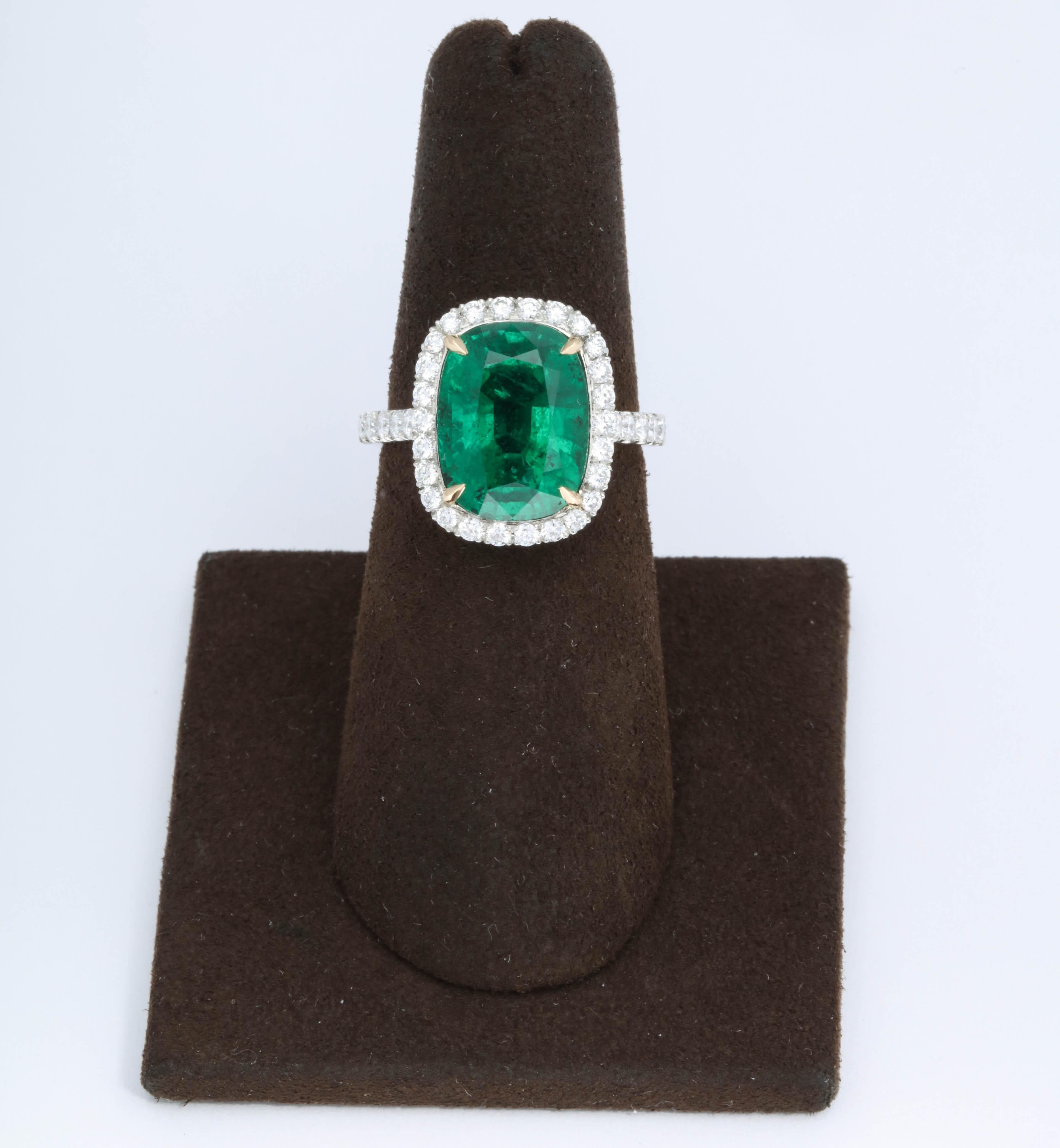 Taille coussin Bague halo de diamants verts taille coussin et émeraude de 5 carats certifiée GIA, sans huile en vente