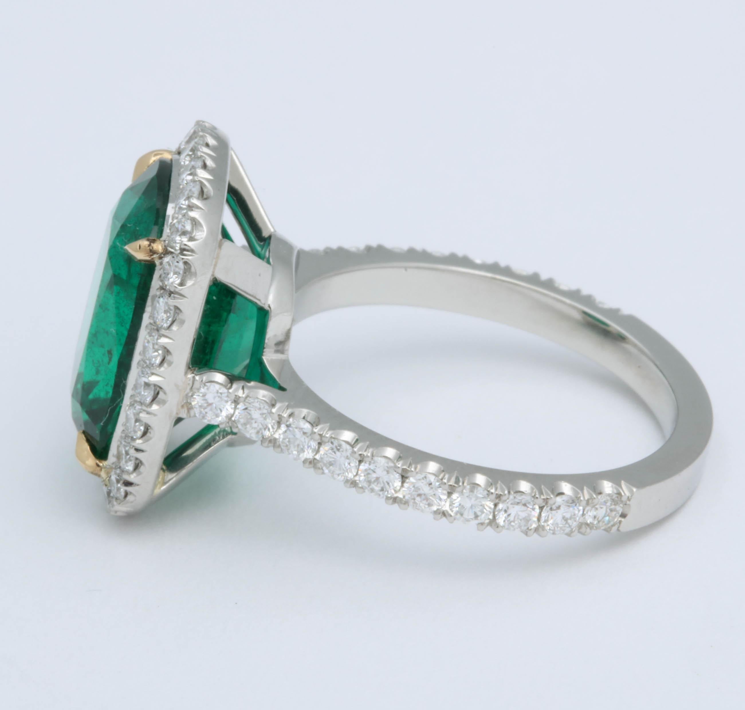 Bague halo de diamants verts taille coussin et émeraude de 5 carats certifiée GIA, sans huile Neuf - En vente à New York, NY