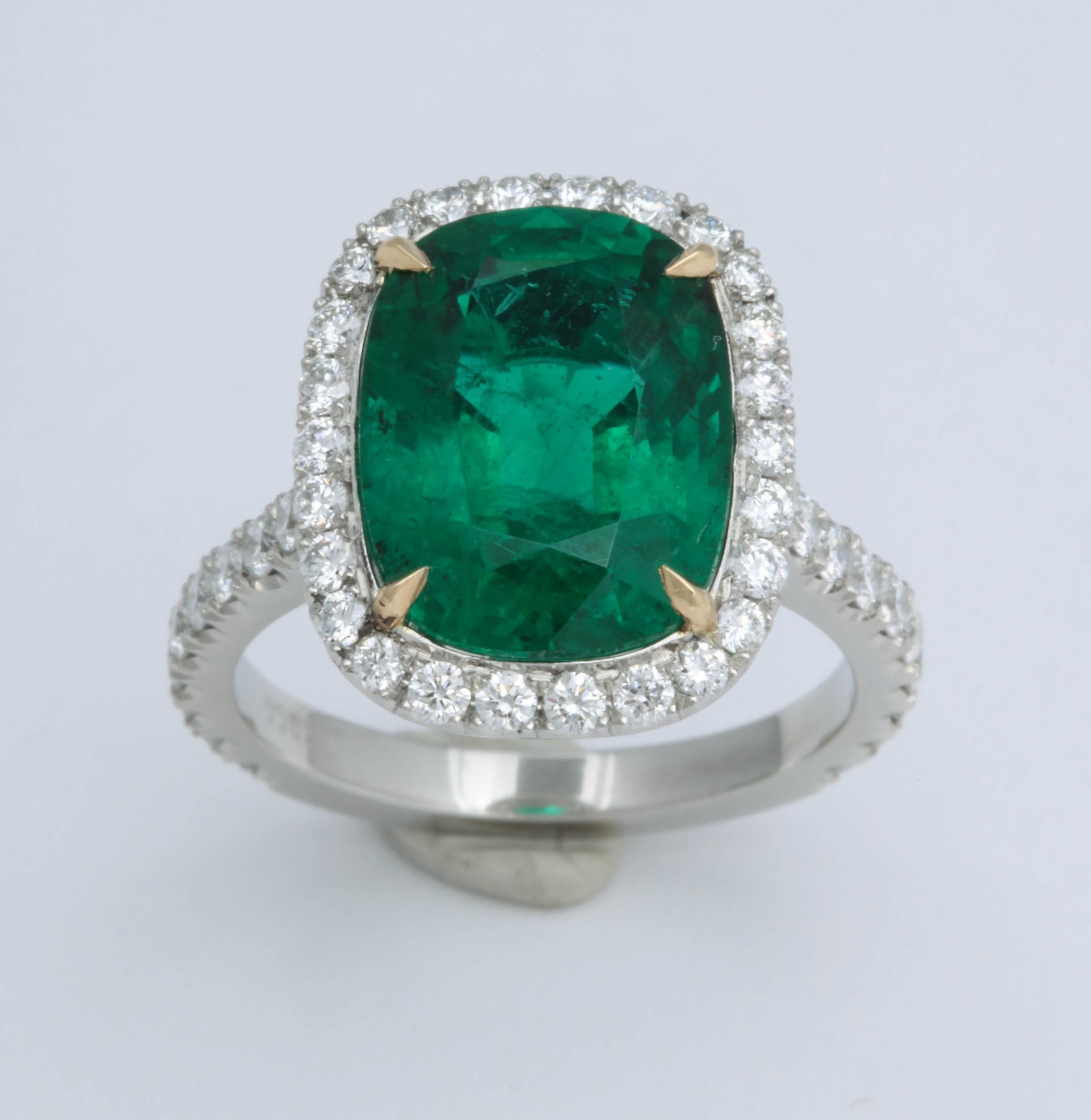 Bague halo de diamants verts taille coussin et émeraude de 5 carats certifiée GIA, sans huile en vente 1