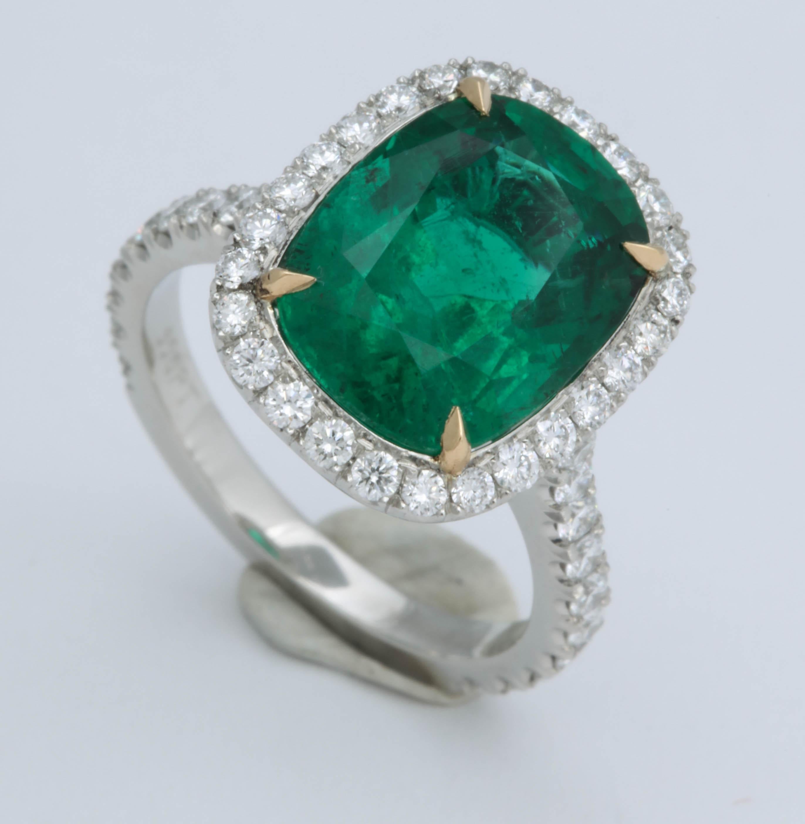 Bague halo de diamants verts taille coussin et émeraude de 5 carats certifiée GIA, sans huile en vente 2