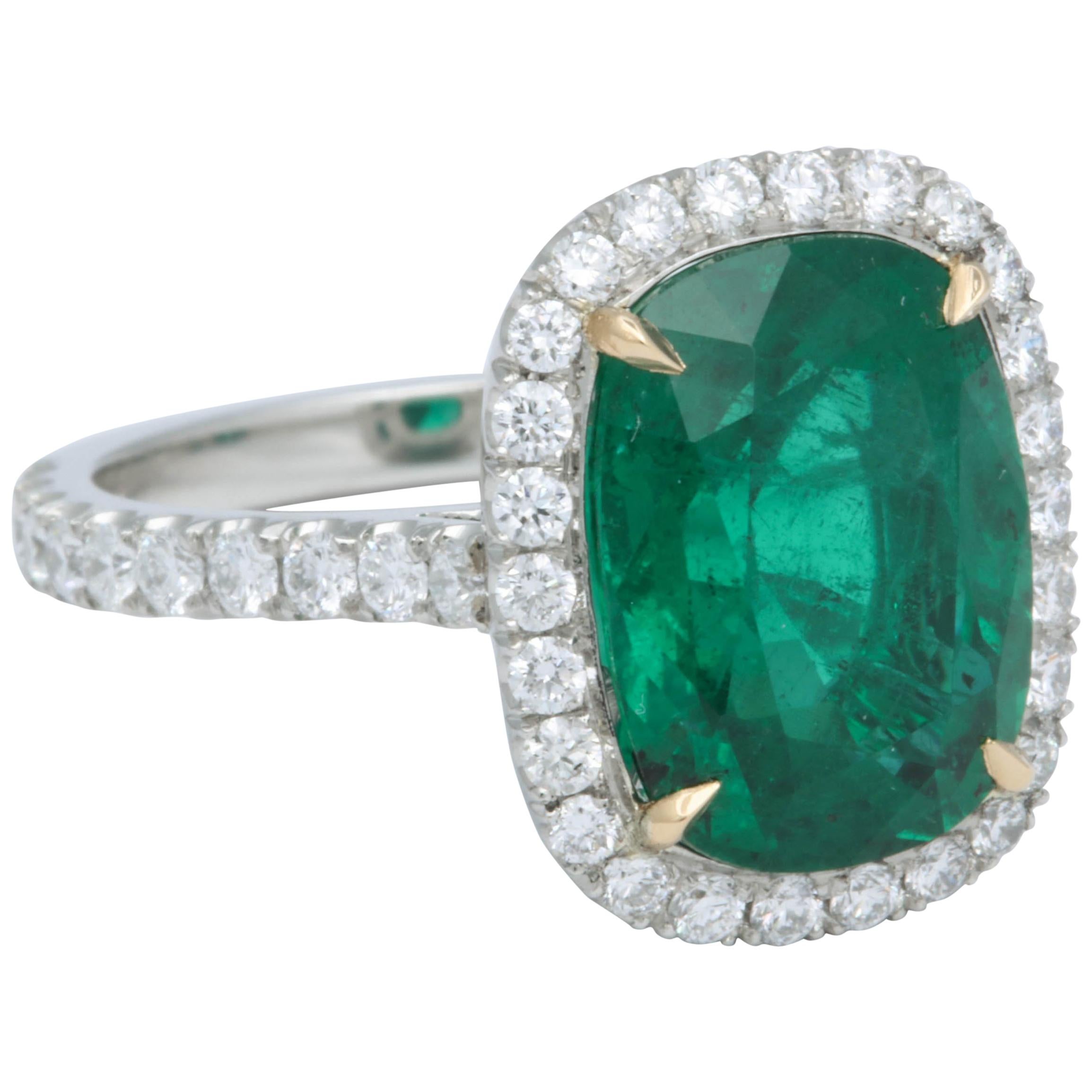 Bague halo de diamants verts taille coussin et émeraude de 5 carats certifiée GIA, sans huile en vente