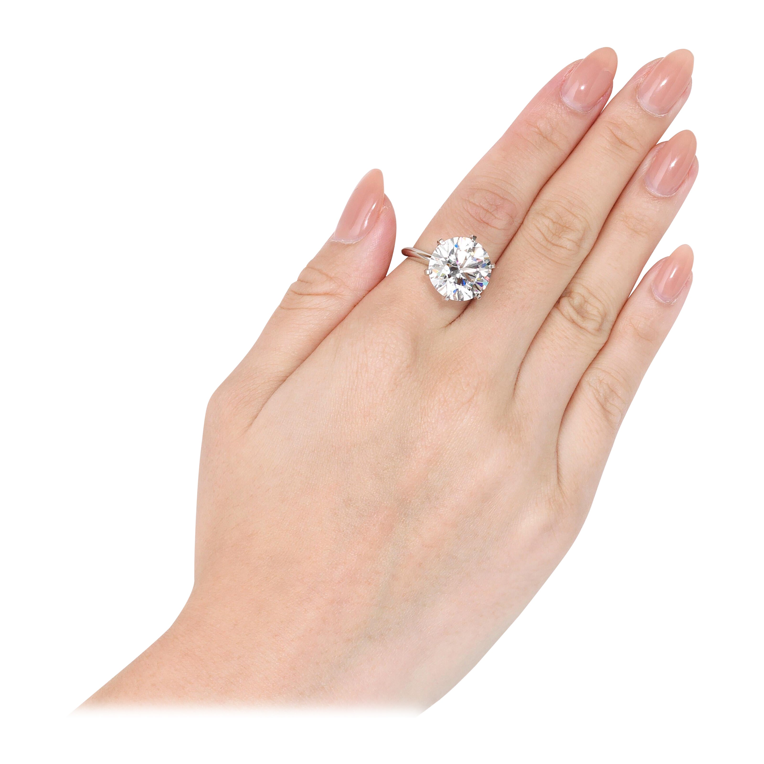 Anello con diamante brillante rotondo da 5 carati H.VV.S.  Una dichiarazione senza tempo GIA in vendita