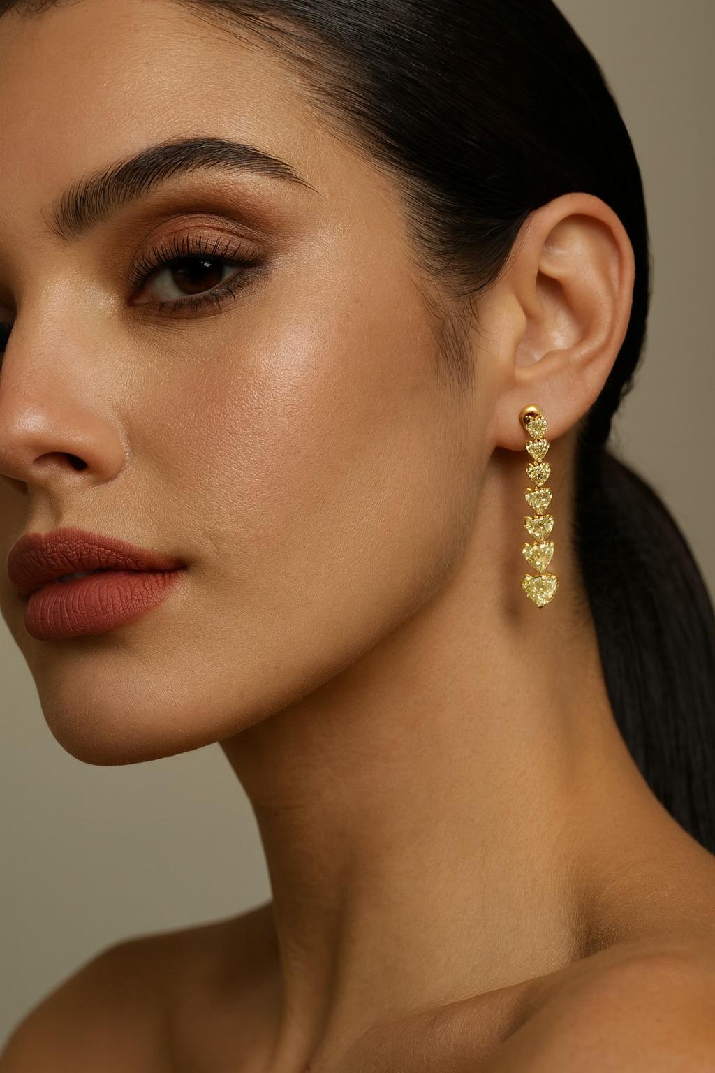Contemporain Boucles d'oreilles en forme de cœur de 5 carats avec pendants en diamant de couleur jaune fantaisie en vente