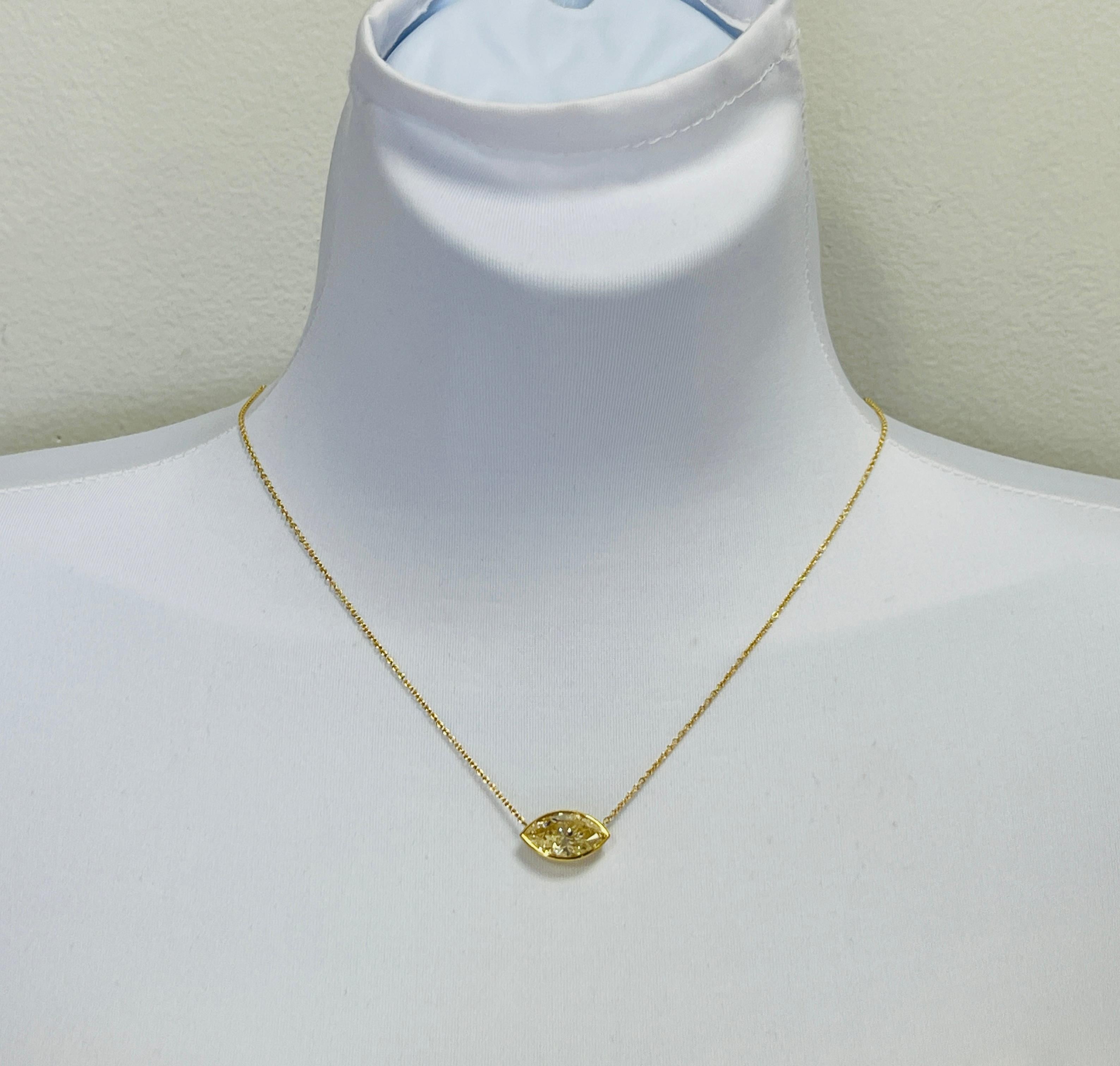 Preciosa marquesa de diamantes de 5,19 quilates.  Engarzada en un bisel y una cadena de oro amarillo de 18 quilates hechos a mano.  La longitud es de 18,5