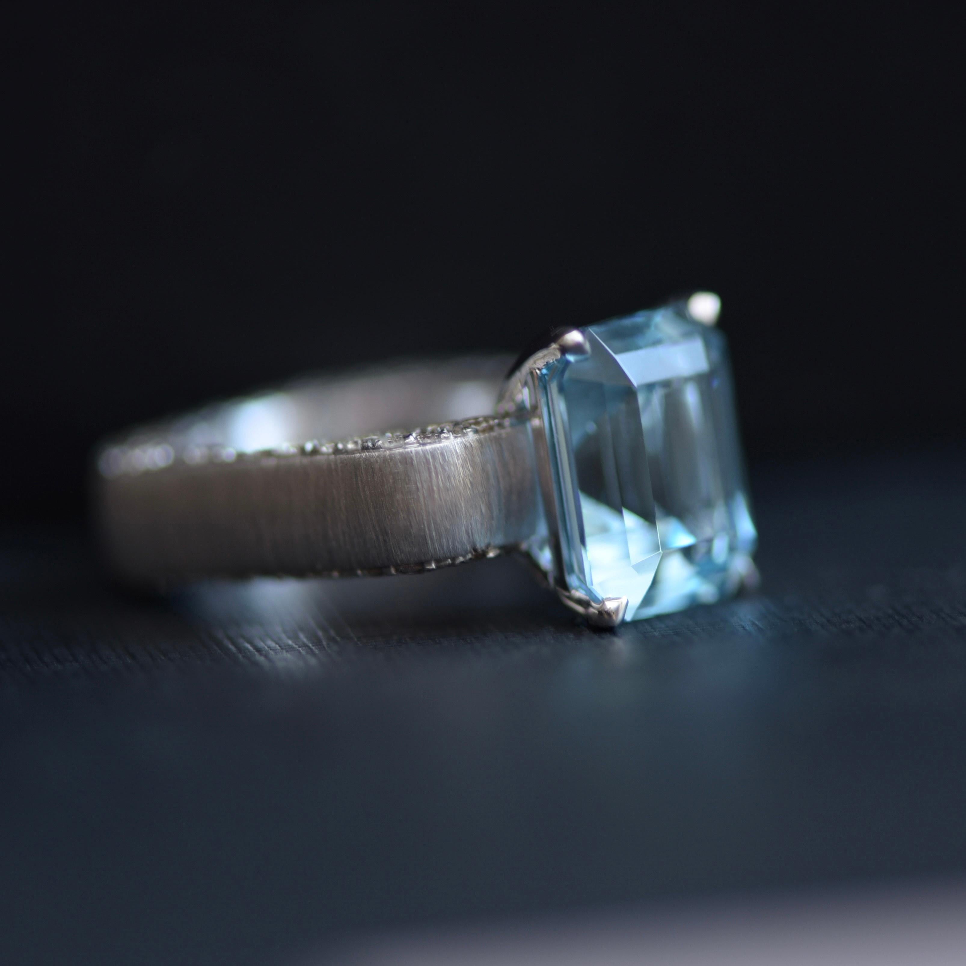 Contemporary 5 Carat Natural Aquamarine 18 Karat White Gold Diamonds Sahara Collection Ring For Sale