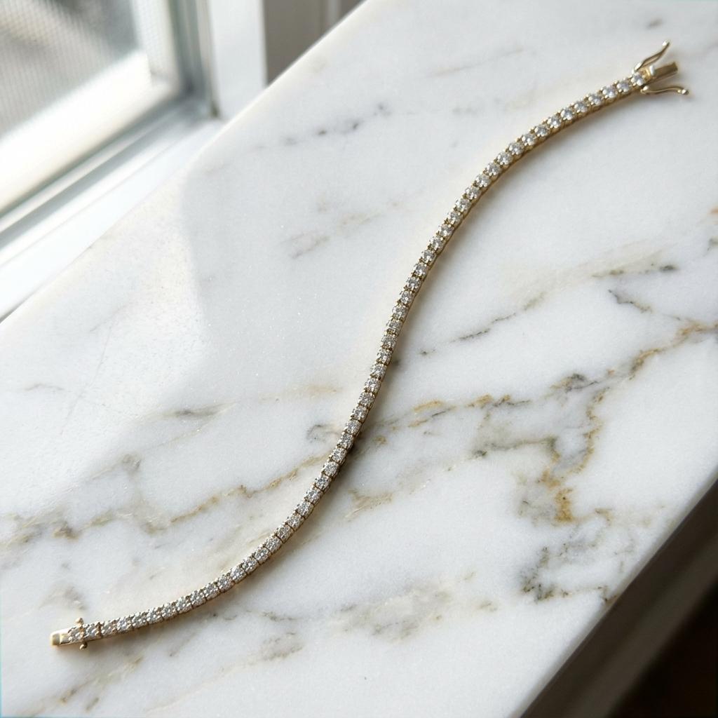 Contemporary 5 Carat Natural Diamond Tennis Bracelet in 14k Yellow Gold For Sale