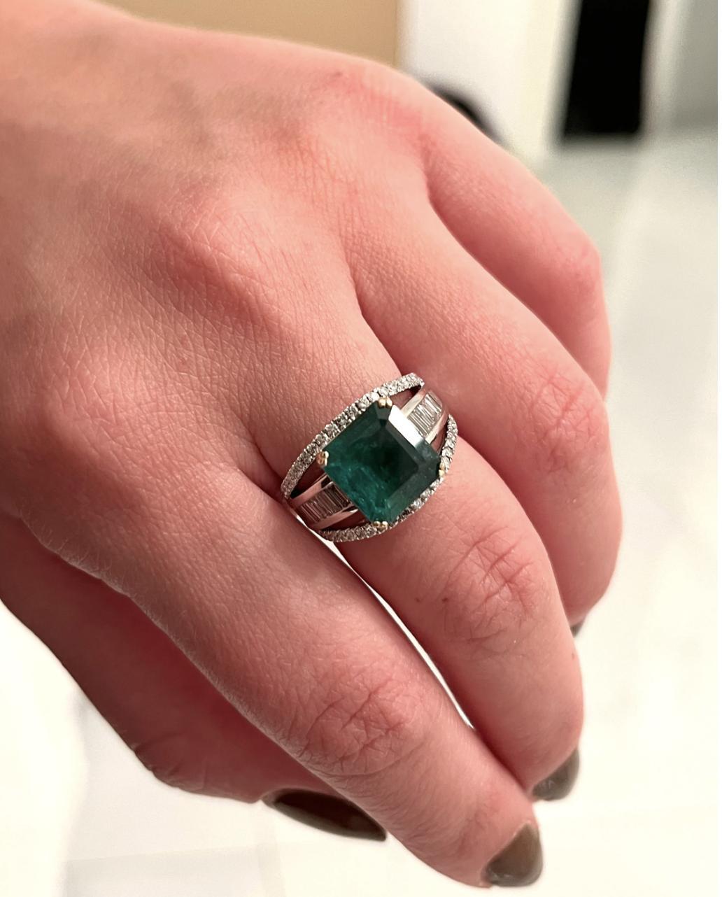Im Angebot: 5 Karat natürlicher Smaragd und Baguette-Diamant 14k Weißgold Art Deco Ring () 5
