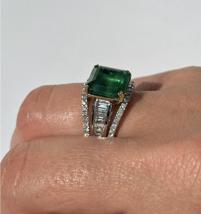 Im Angebot: 5 Karat natürlicher Smaragd und Baguette-Diamant 14k Weißgold Art Deco Ring () 6