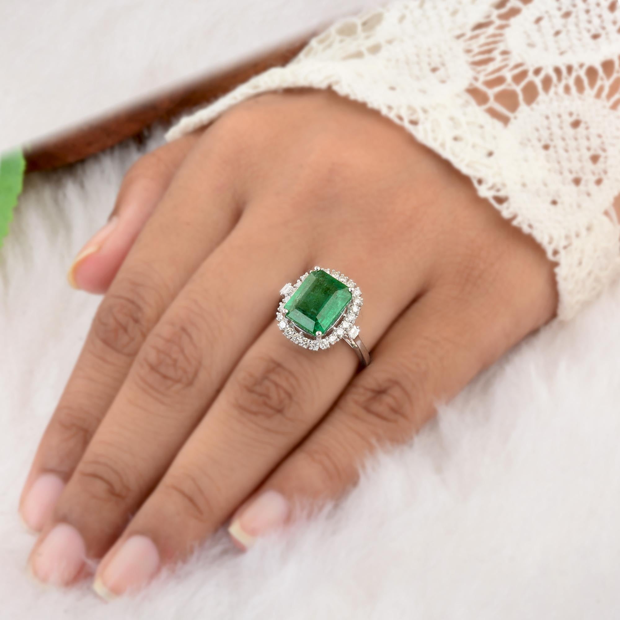 Anillo de cóctel de esmeralda natural de 5 quilates Joyería de diamantes de 0,75 quilates Oro blanco de 10 quilates Corte esmeralda en venta