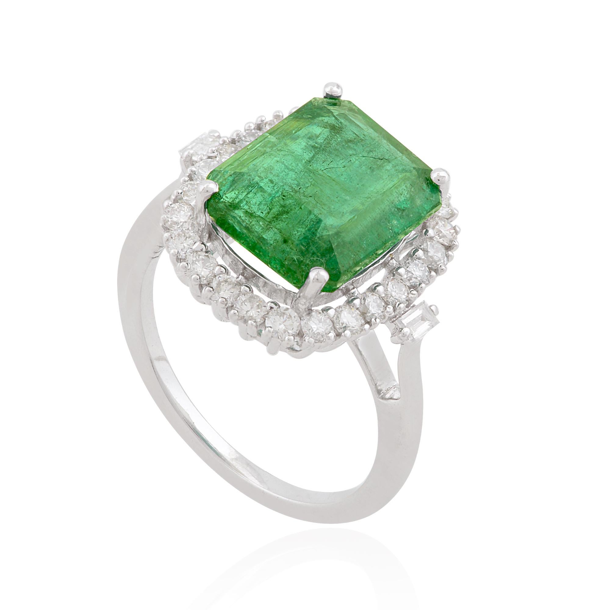 Anillo de cóctel de esmeralda natural de 5 quilates Joyería de diamantes de 0,75 quilates Oro blanco de 10 quilates en Nuevo estado para la venta en Diera, Dubai