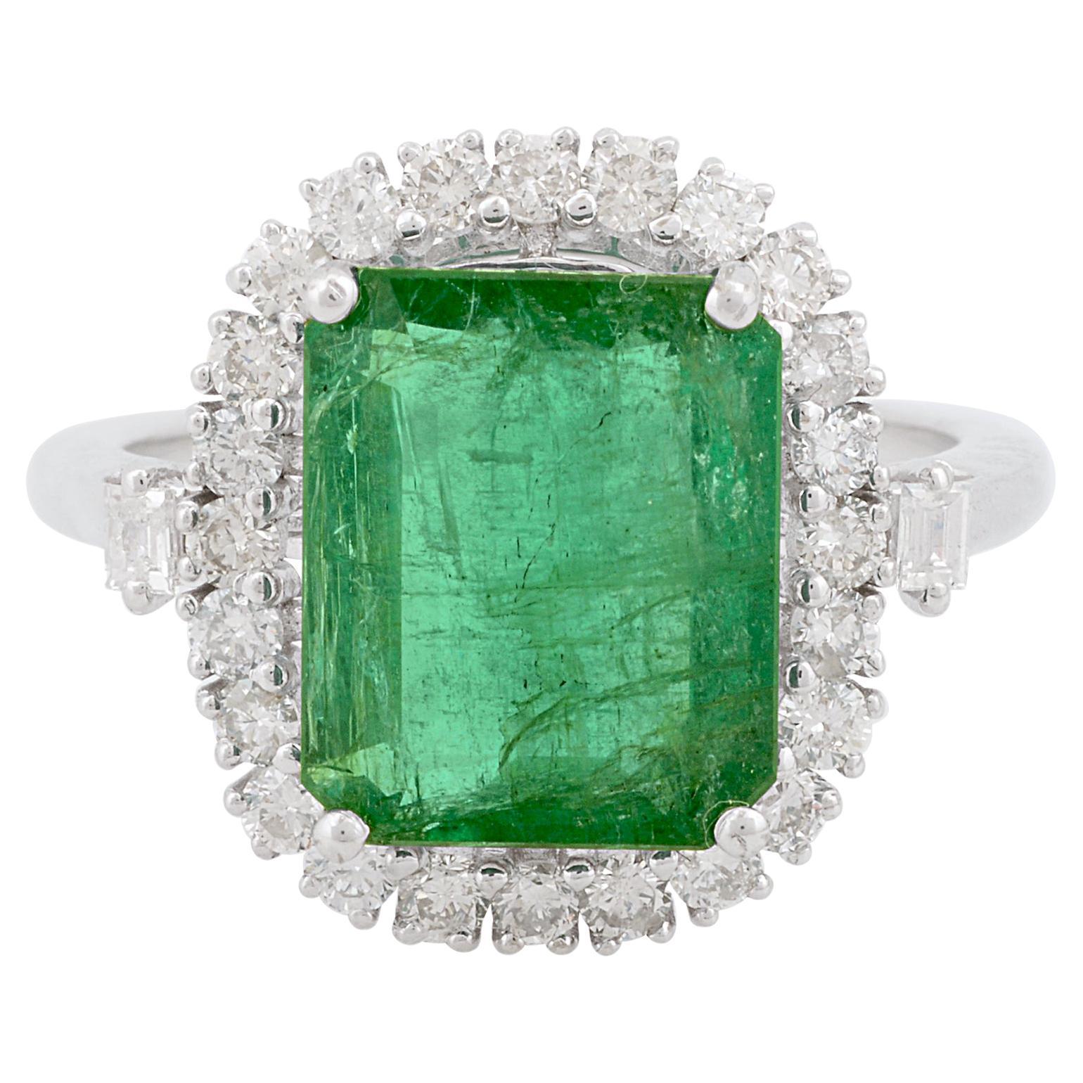 Anillo de cóctel de esmeralda natural de 5 quilates Joyería de diamantes de 0,75 quilates Oro blanco de 10 quilates en venta