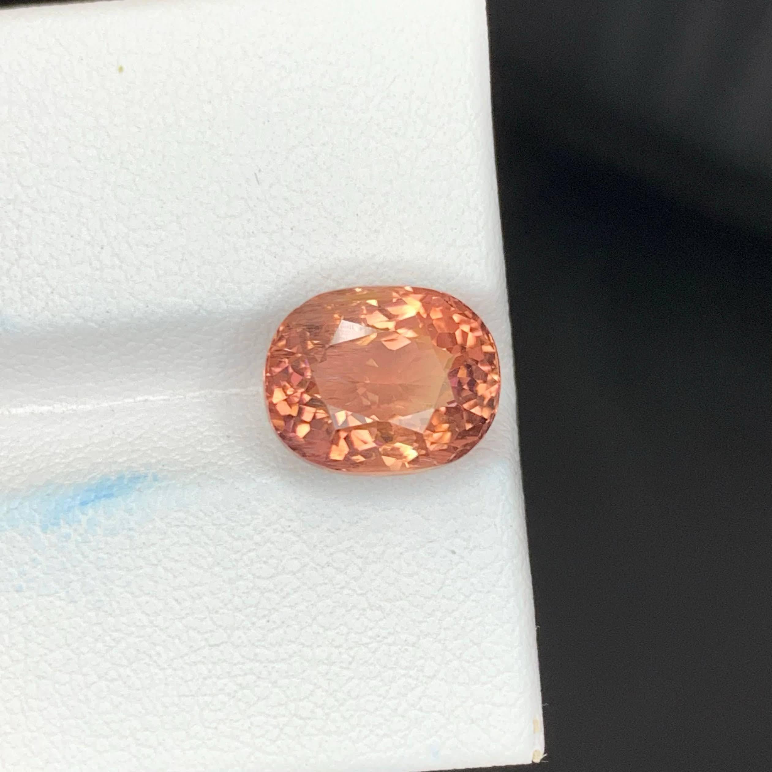 Gewicht 5,00 Karat 
Abmessungen 10,5x8,5x7,4 mm
Behandlung Keine 
Herkunft Afrika 
Klarheit VVS 
Form Schnitt Oval 




Dieser wunderschöne 5,00-Karat-Pfirsichrosa-Turmalin hat einen warmen, femininen Farbton, der sanfte Pfirsichtöne mit zartrosa