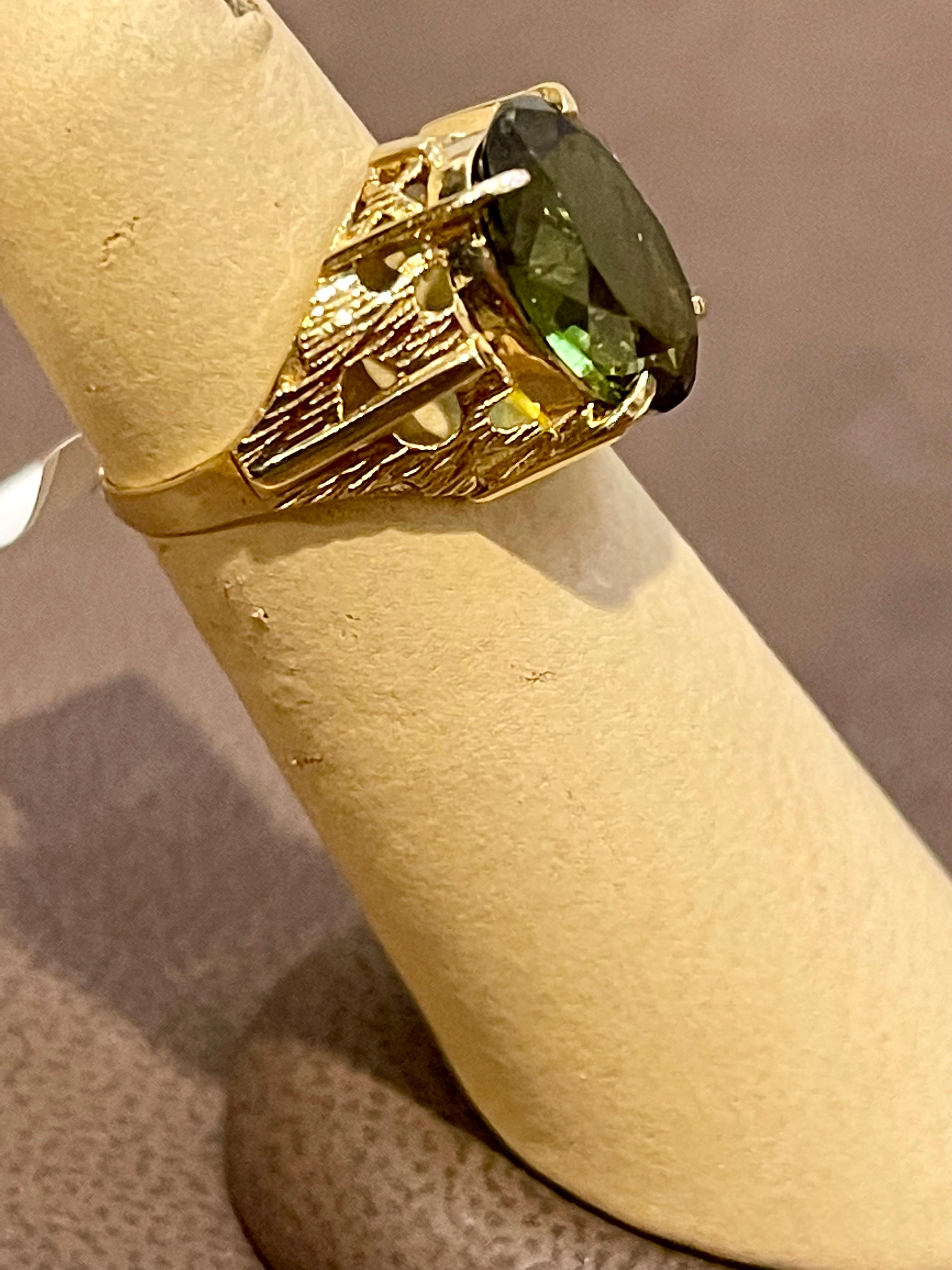Bague cocktail en or jaune 18 carats avec tourmaline verte ovale naturelle de 5 carats en vente 9