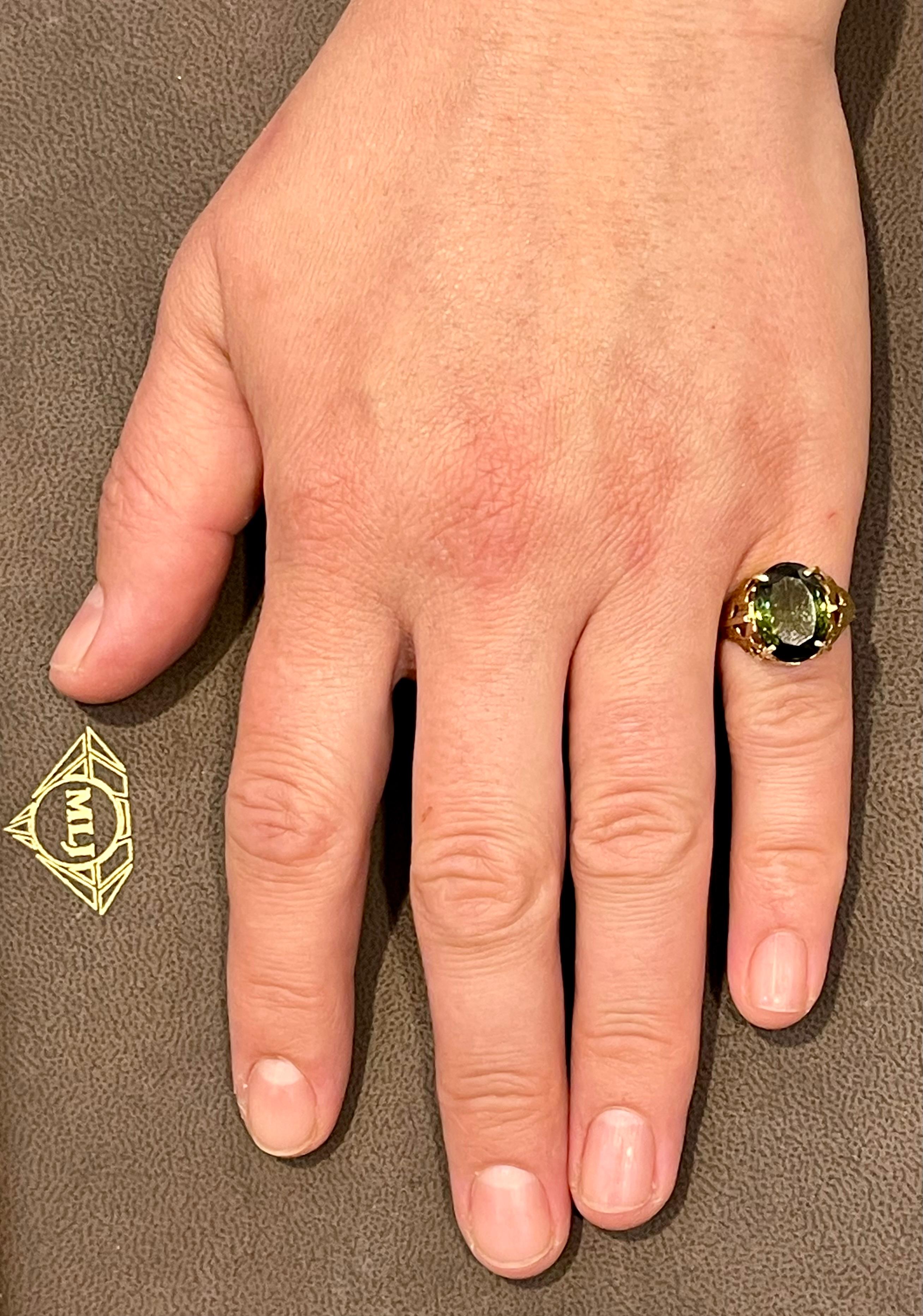 Bague cocktail en or jaune 18 carats avec tourmaline verte ovale naturelle de 5 carats
Une bague de cocktail classique 
Mesures  de la pierre est de 13 X 9.5mm  qui est de 5 ct
Les pierres sont maintenues par 4 griffes
5 Carat de très propre Nice 