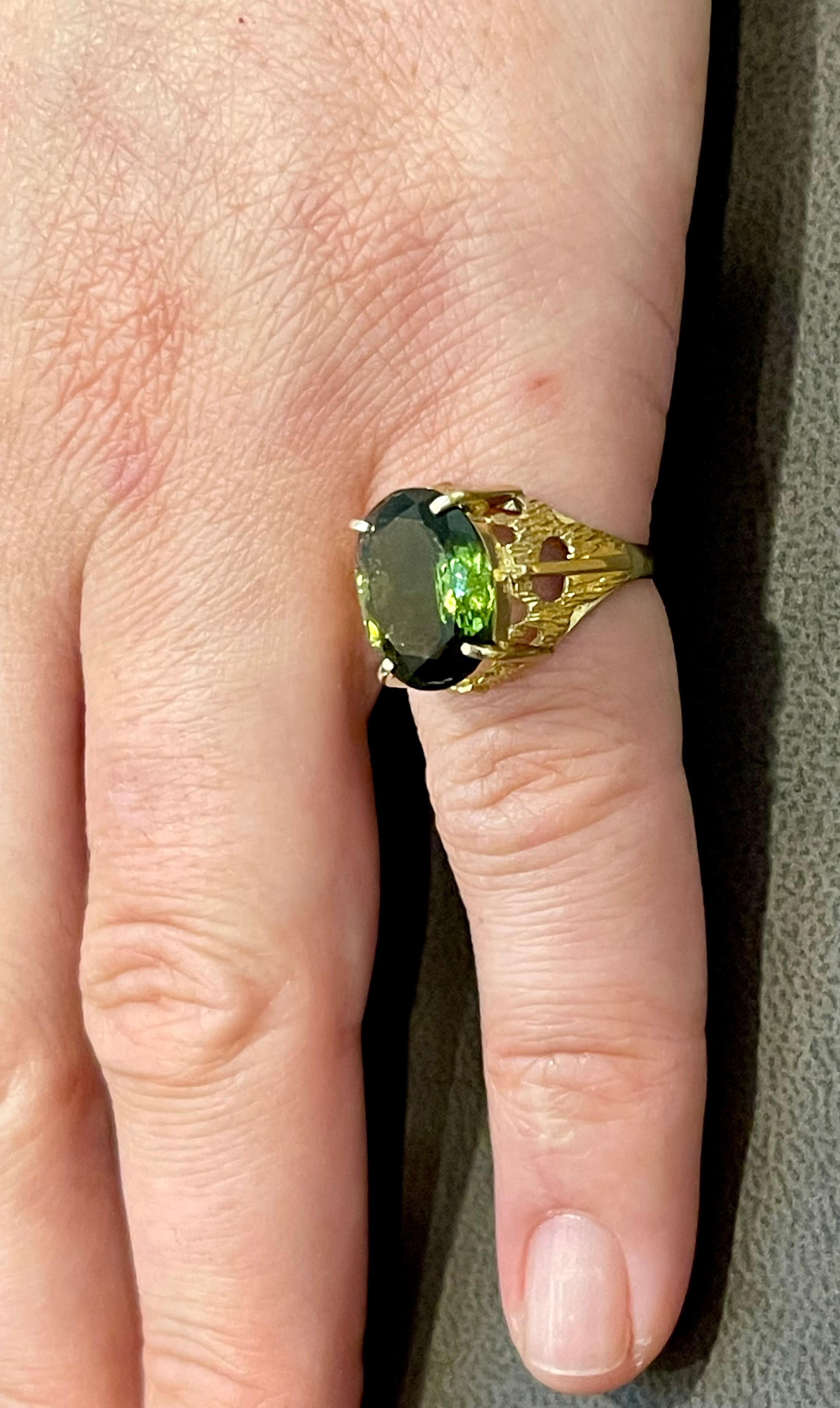 Women's 5 Carat Natural Oval Green Tourmaline Cocktail Ring 18 Karat Yellow Gold For Sale