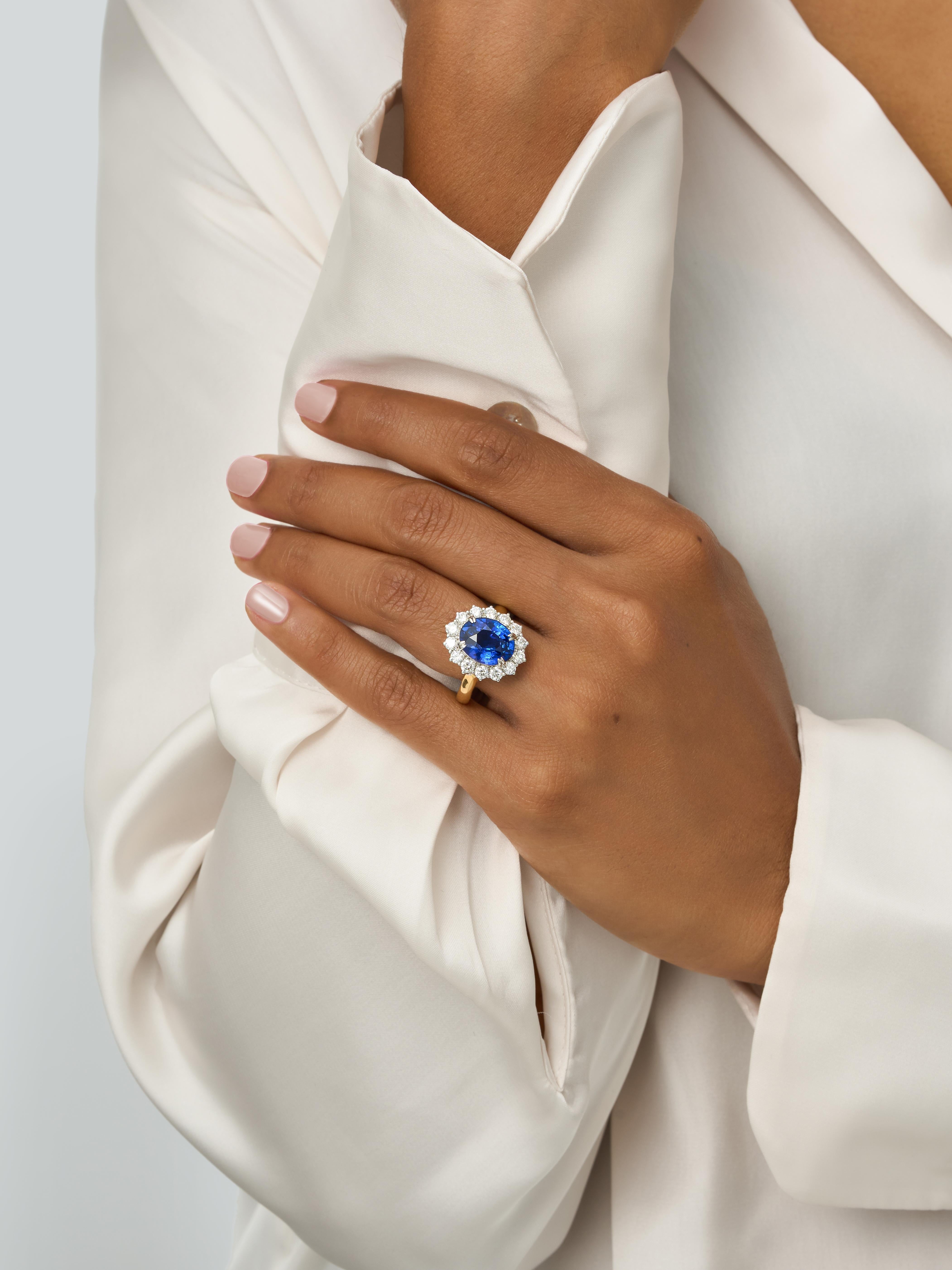 Contemporain Bague avec saphir bleu royal naturel de 5 carats et diamants en vente