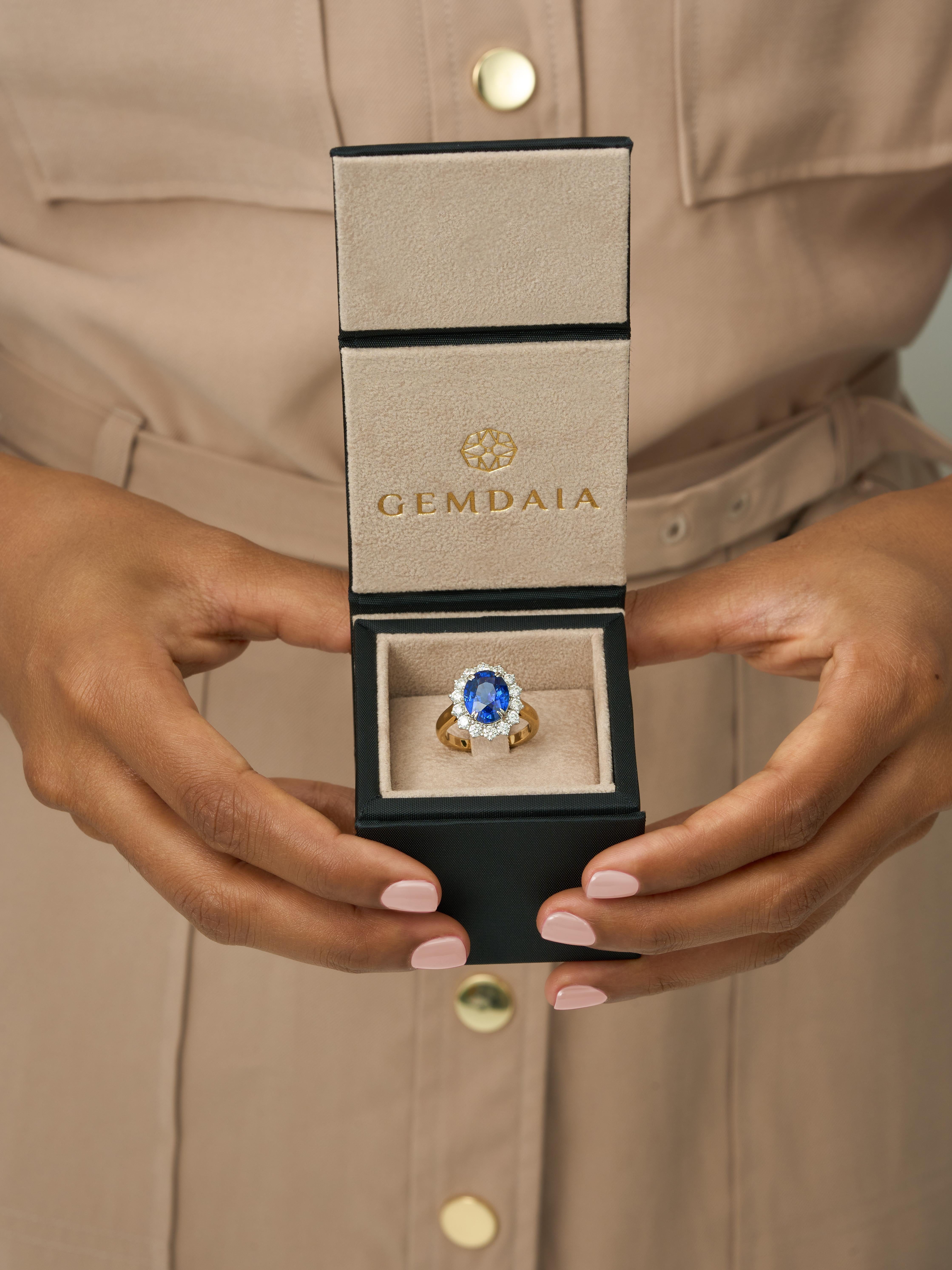 Taille ovale Bague avec saphir bleu royal naturel de 5 carats et diamants en vente