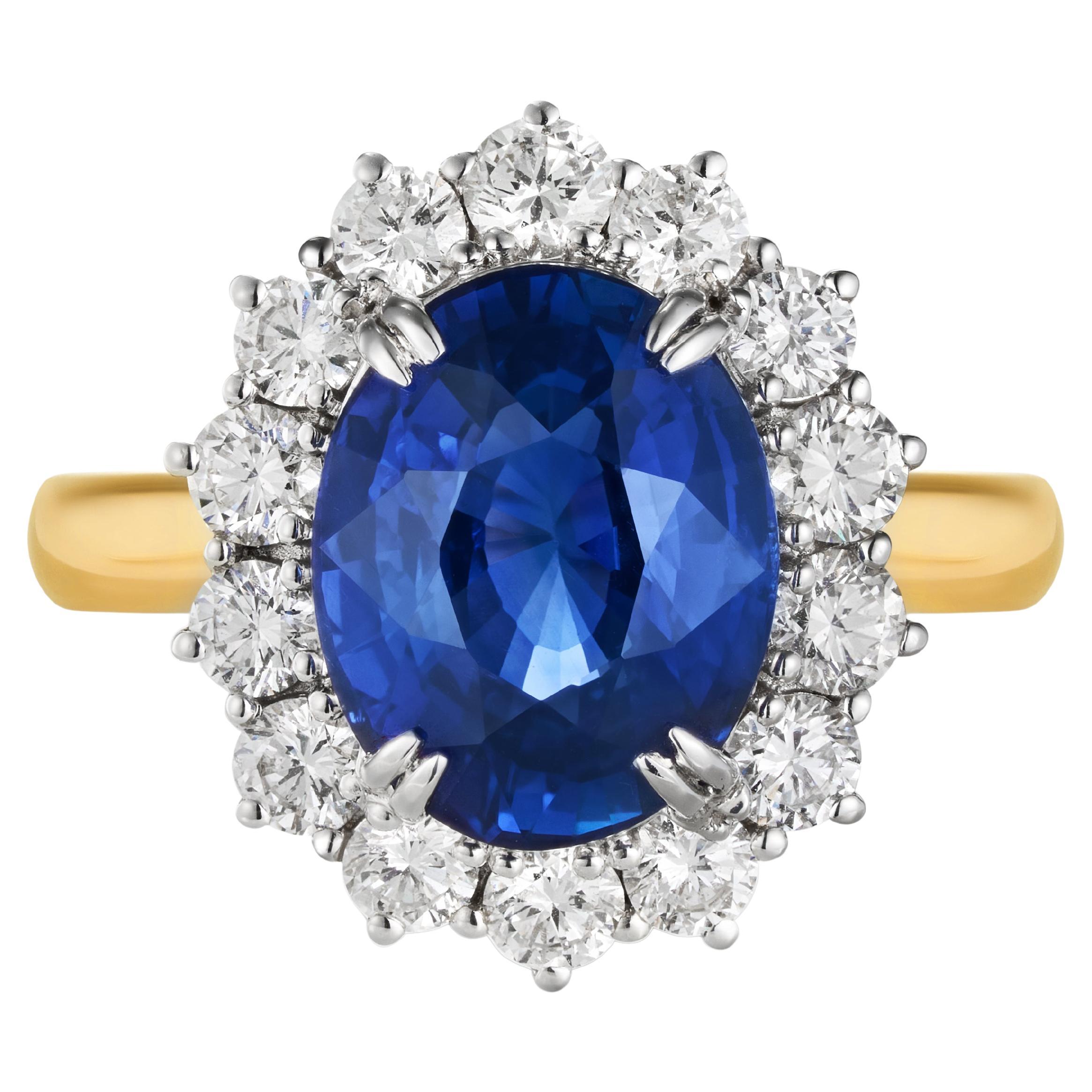 Bague avec saphir bleu royal naturel de 5 carats et diamants en vente