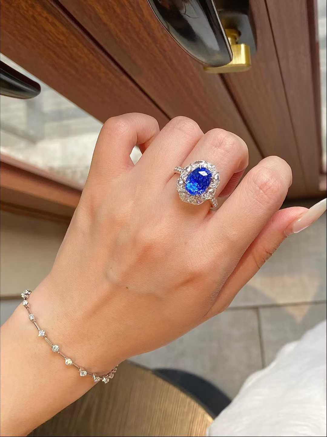 This exquisite Cornflower Blue Sapphire Convertible Ring Pendant showcases a stunning 5-carat natural sapphire in a vibrant, highly sought-after cornflower blue hue. Designed as a dual-use masterpiece, it can be worn either as an elegant cocktail