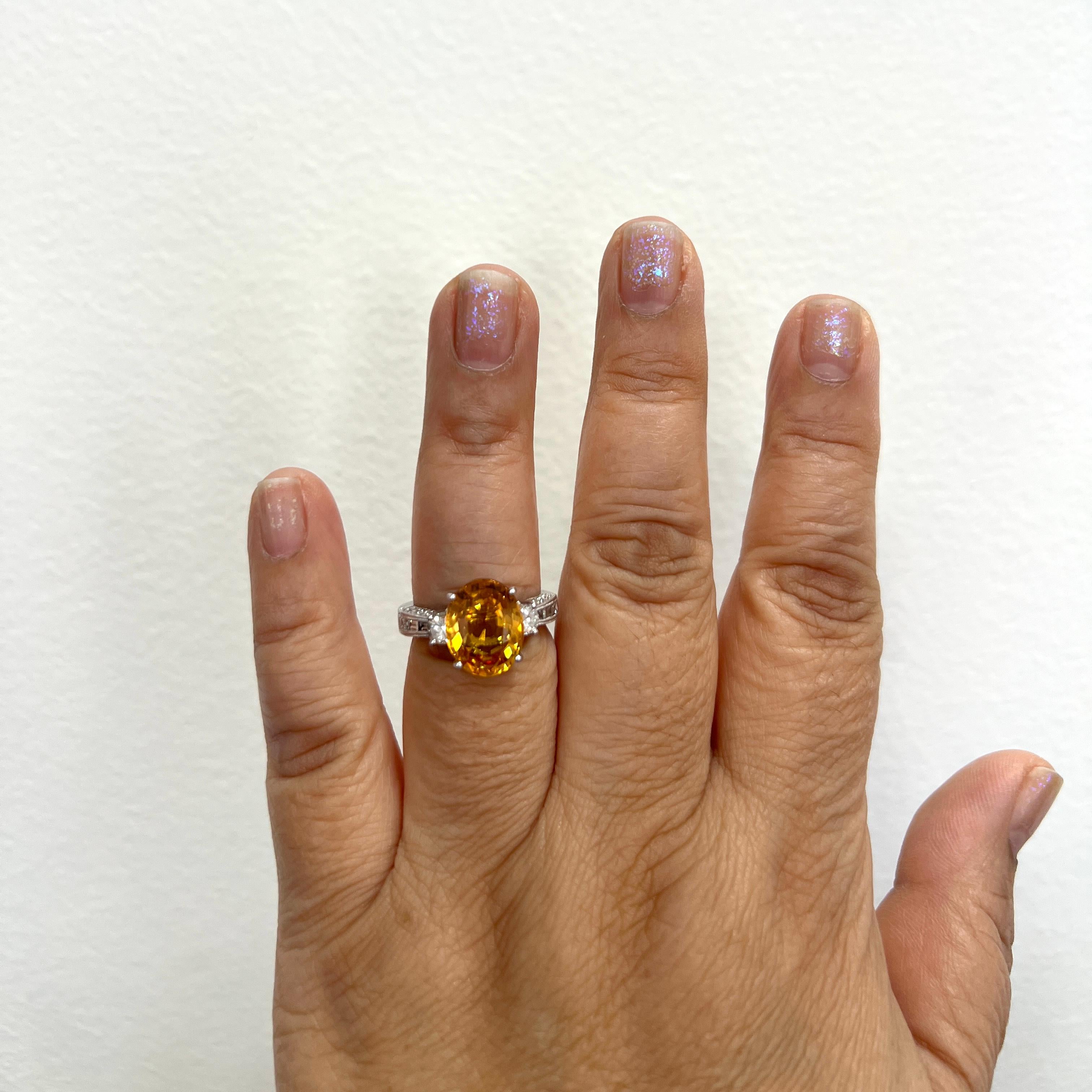 Taille ovale Bague en 18 carats, saphir ovale orange 5 carats et diamant demi-lune baguette en vente