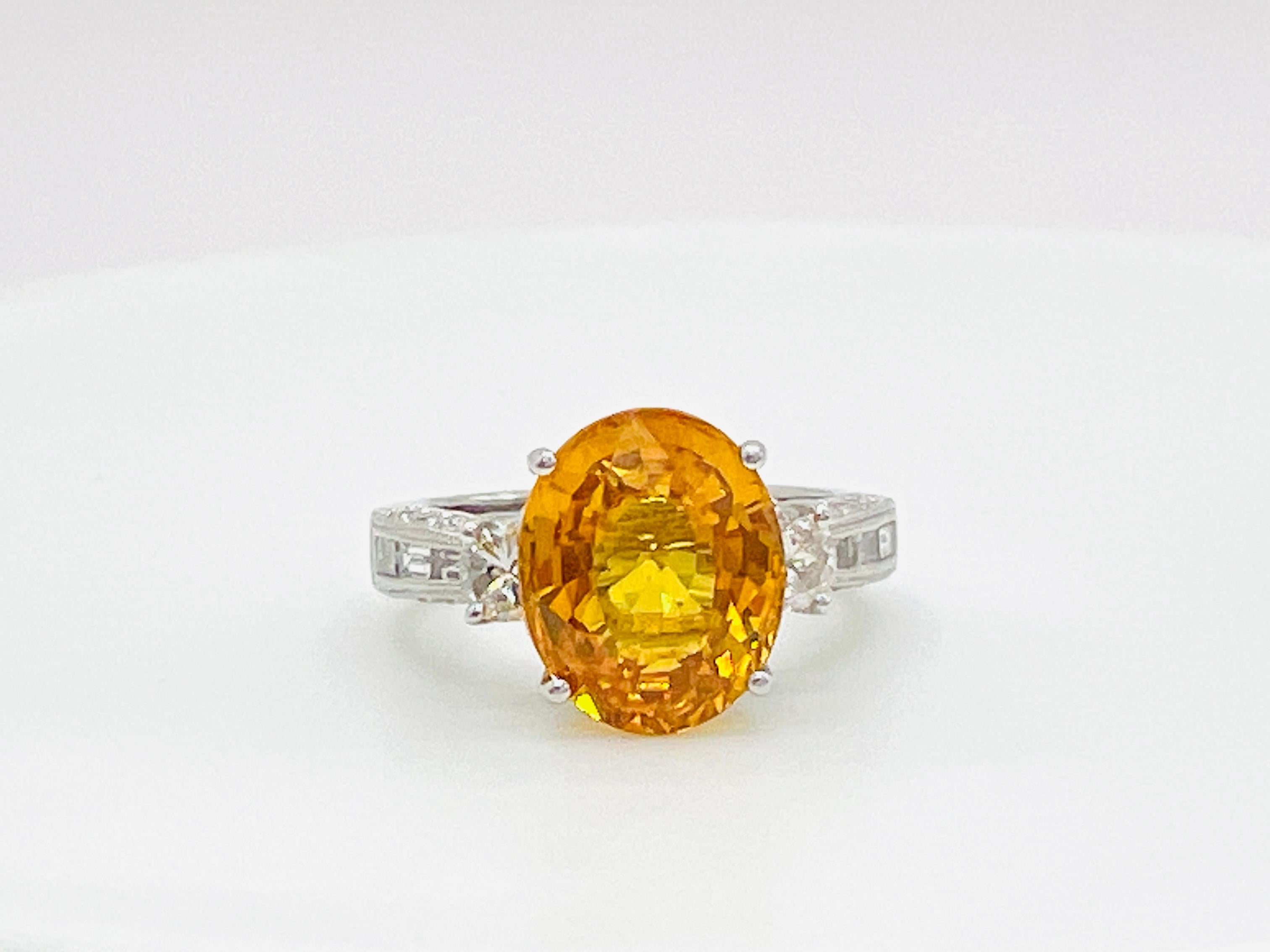 Bague en 18 carats, saphir ovale orange 5 carats et diamant demi-lune baguette Neuf - En vente à Los Angeles, CA