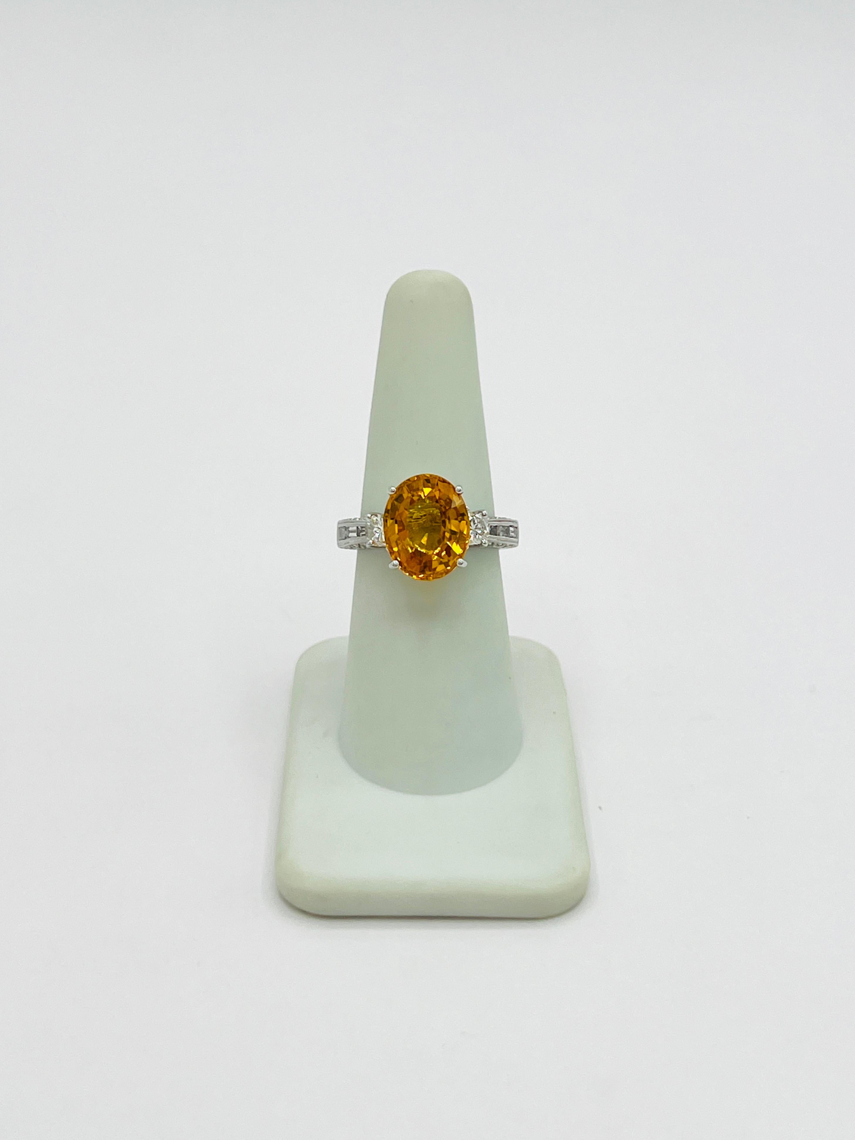 Bague en 18 carats, saphir ovale orange 5 carats et diamant demi-lune baguette Unisexe en vente