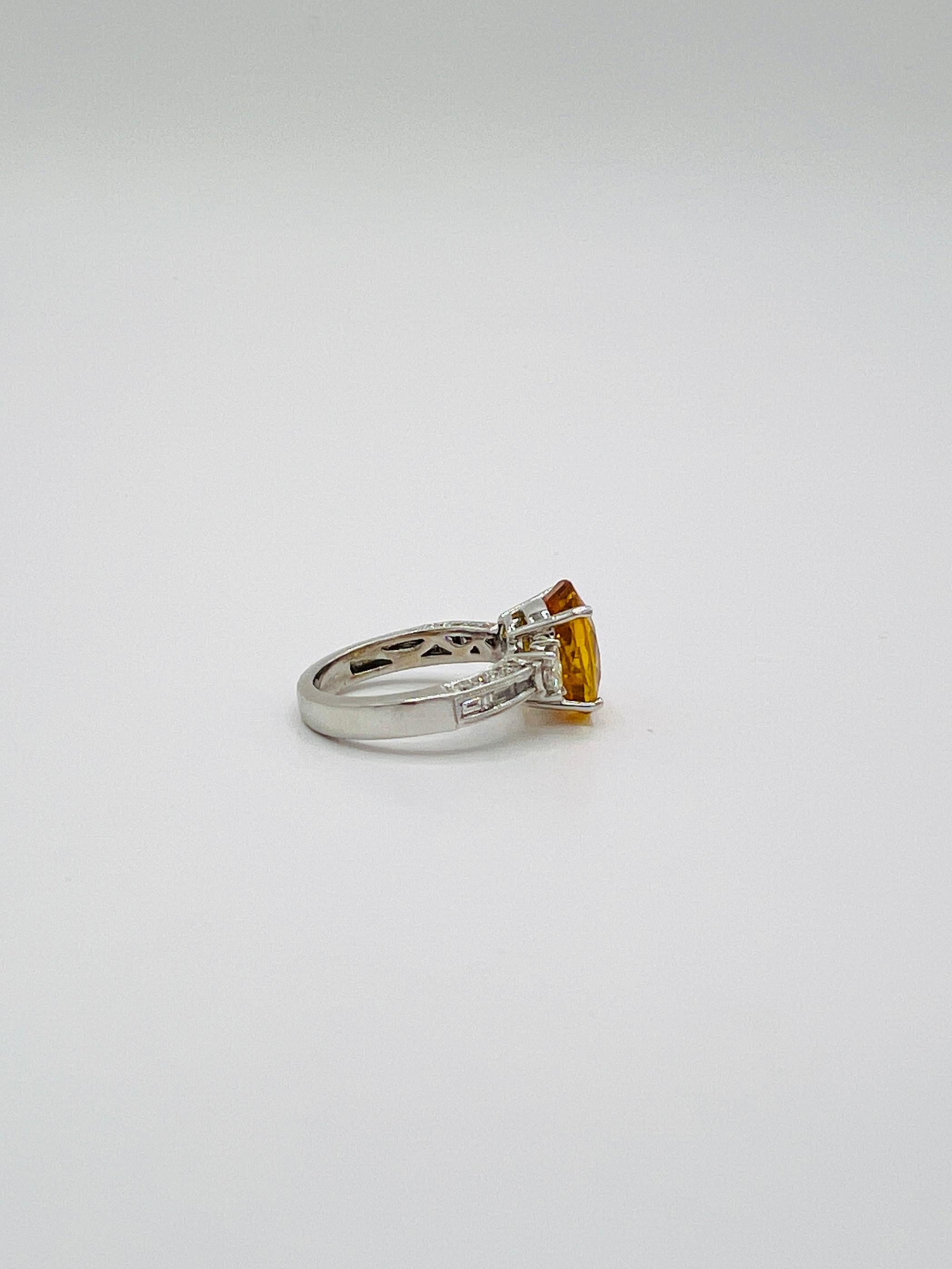 Bague en 18 carats, saphir ovale orange 5 carats et diamant demi-lune baguette en vente 1