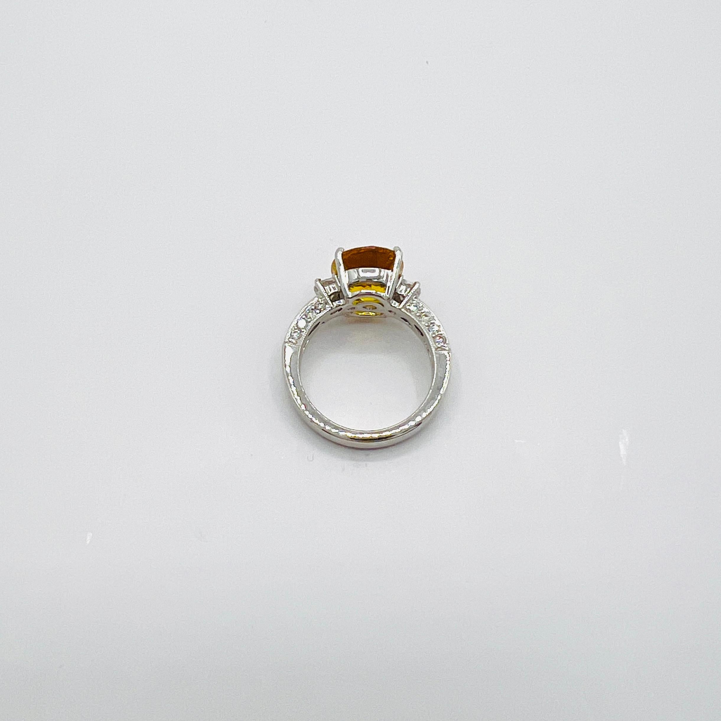 Bague en 18 carats, saphir ovale orange 5 carats et diamant demi-lune baguette en vente 2