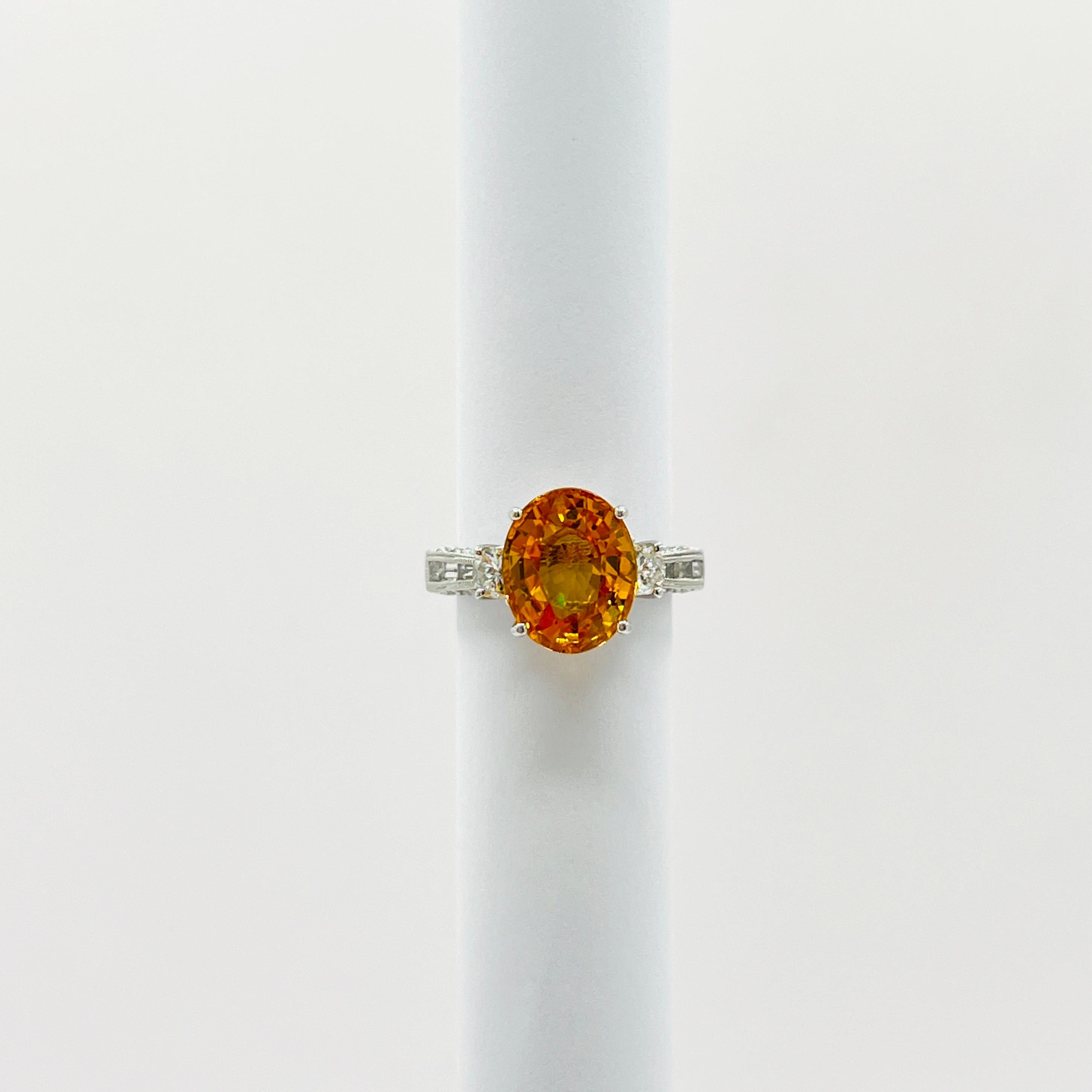 Bague en 18 carats, saphir ovale orange 5 carats et diamant demi-lune baguette en vente 3