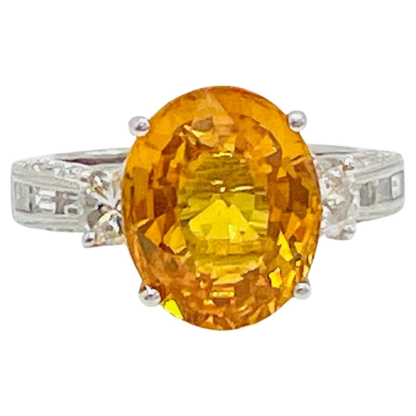 5 Karat orangefarbener ovaler Saphir und halber Mond Baguette-Diamantring aus 18 Karat