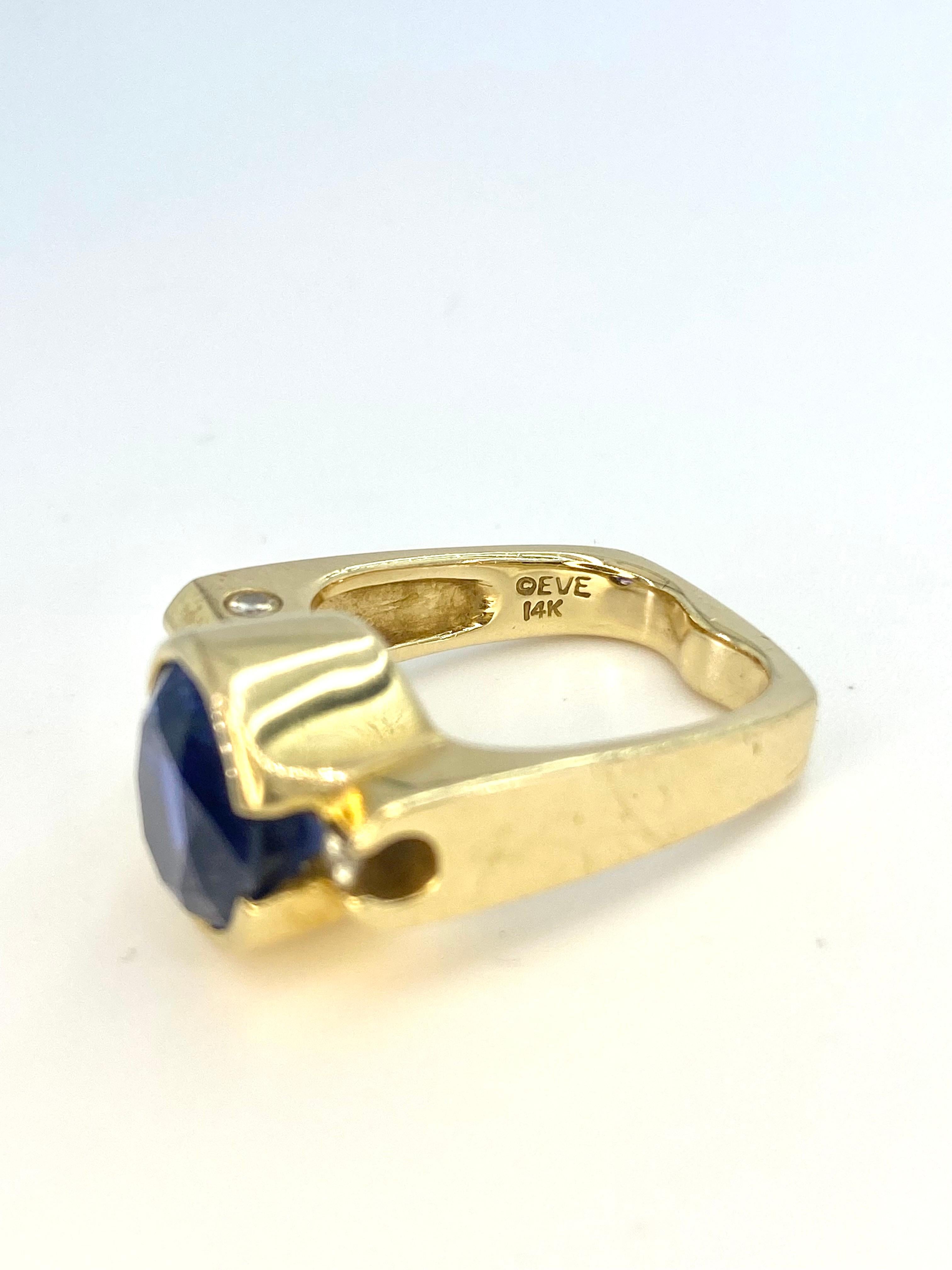 Im Mittelpunkt steht ein 5,00 Karat schwerer Sri-Lanka-Saphir im Ovalschliff, der von 0,23 Karat runden Brillanten akzentuiert und in 14 Karat Gold gefasst ist. 

Einzelheiten:
✔ Metall: 14k Gold 
✔ Saphir Gewicht: 5,00 Karat 
✔ Saphir-Schliff: