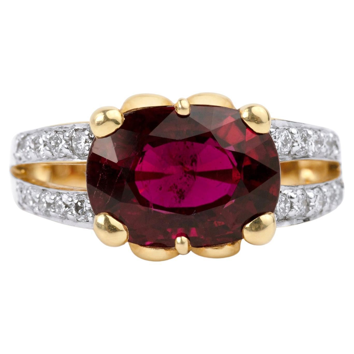 Bague cocktail 18 carats avec tourmaline rubellite taille ovale de 5 carats et diamants de 0,66 carat 