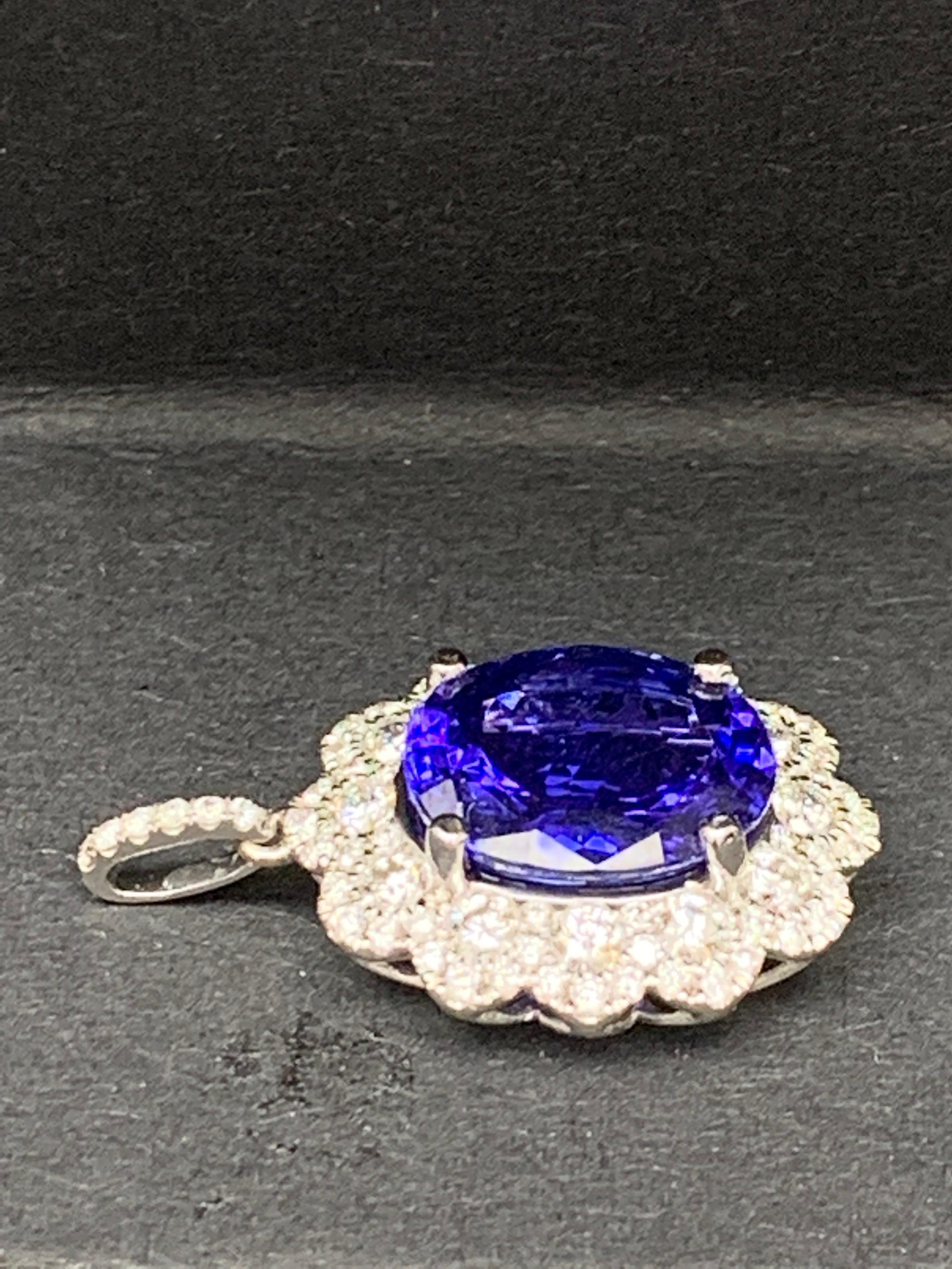 Halskette mit 5 Karat Ovalschliff Tansanit und Diamant Halo mit Blumenanhänger im Angebot 4