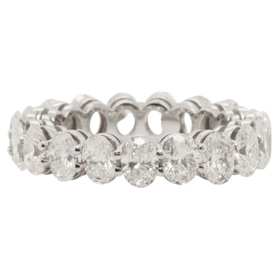 Eternity-Ring mit ovalem Diamanten (5 Karat) aus 18-karätigem Weißgold