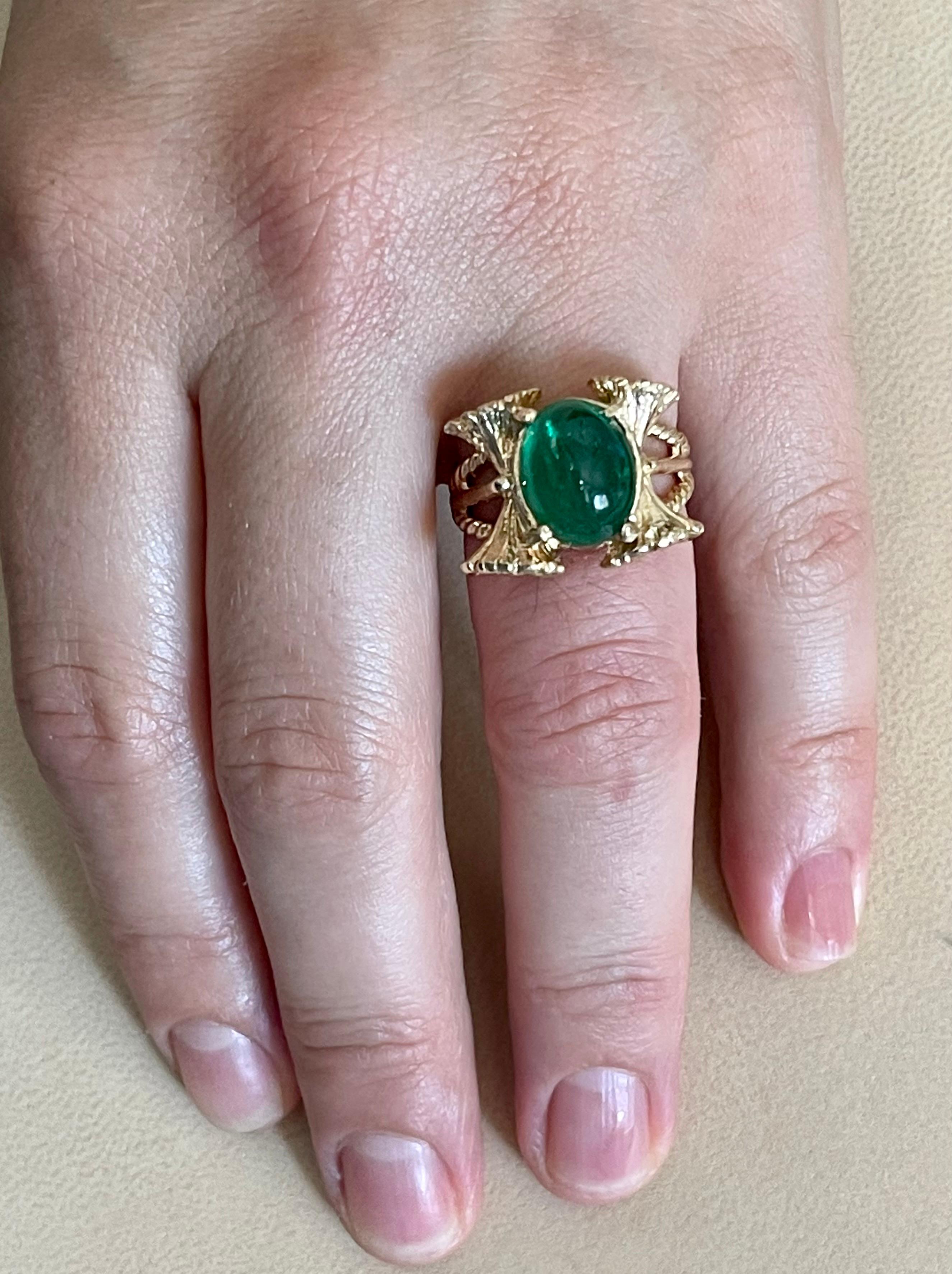 5 Carat Oval Emerald Cabochon 14 Karat Yellow Gold Cocktail Ring Vintage In Excellent Condition For Sale In New York, NY