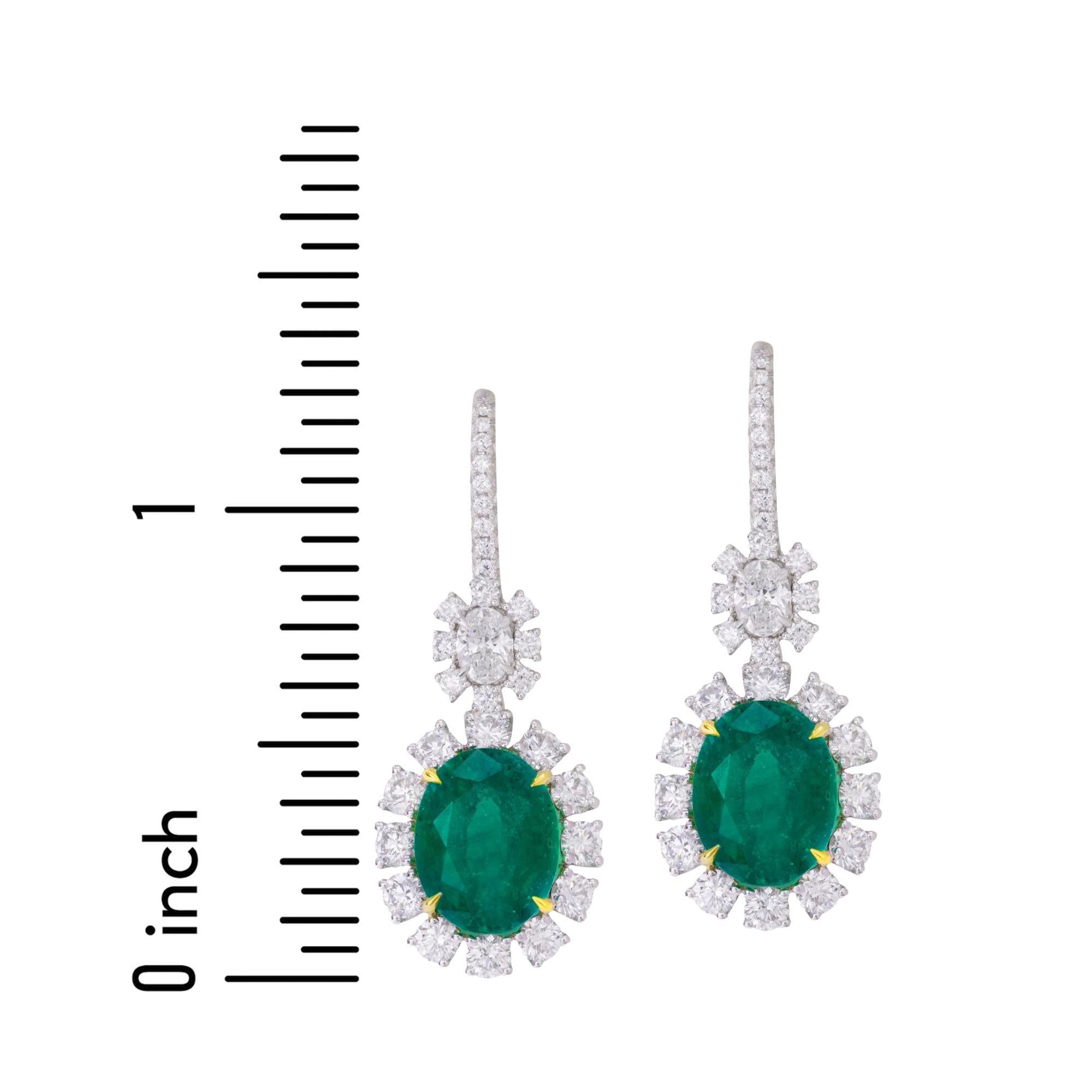 Donna Orecchini a cerchio con smeraldo ovale da 5 carati in platino e giallo 18 carati ref618 in vendita