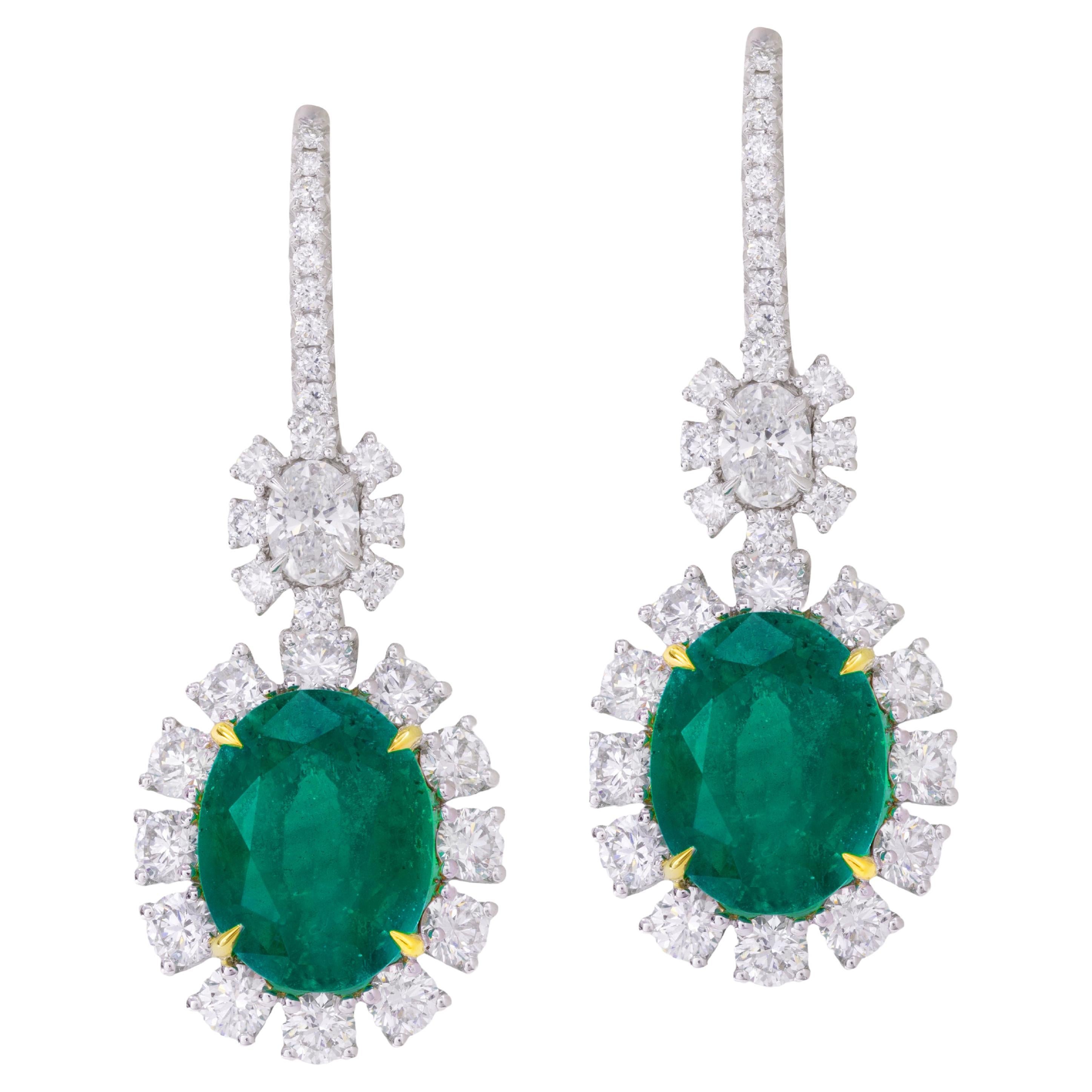 Boucles d
oreilles en platine et jaune 18 carats avec émeraude ovale de 5 carats ref618