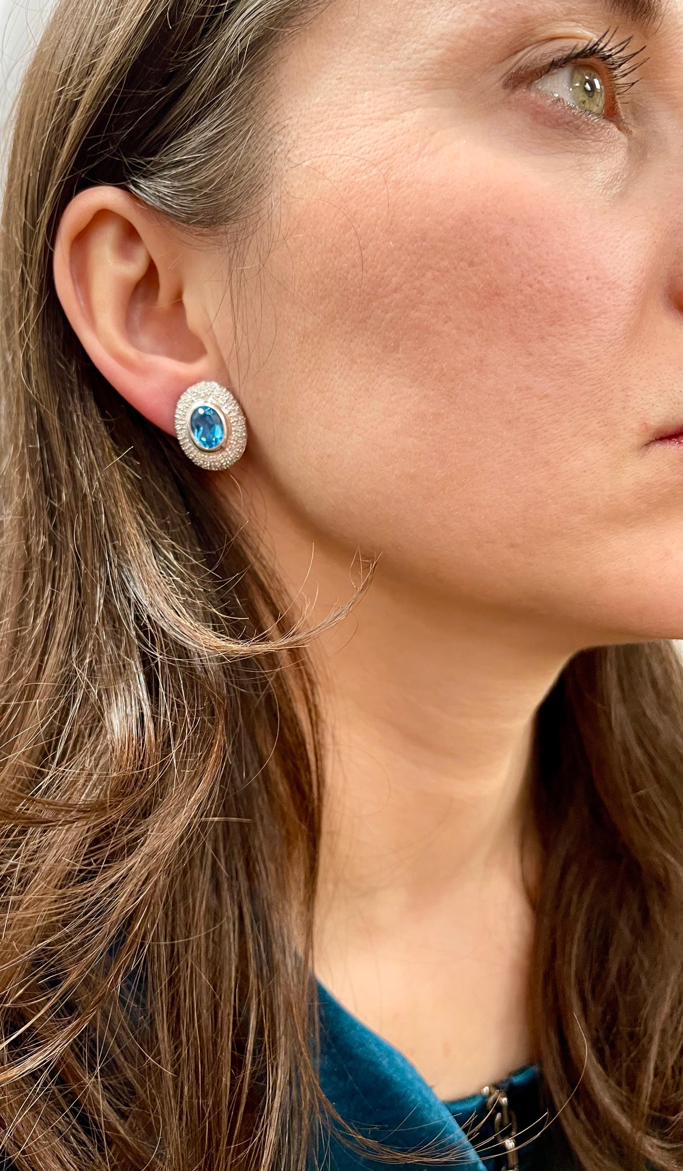 Orecchino a clip da 5 carati con forma ovale in Topazio Blu e Diamante Omega Back in oro 14 carati in vendita 6
