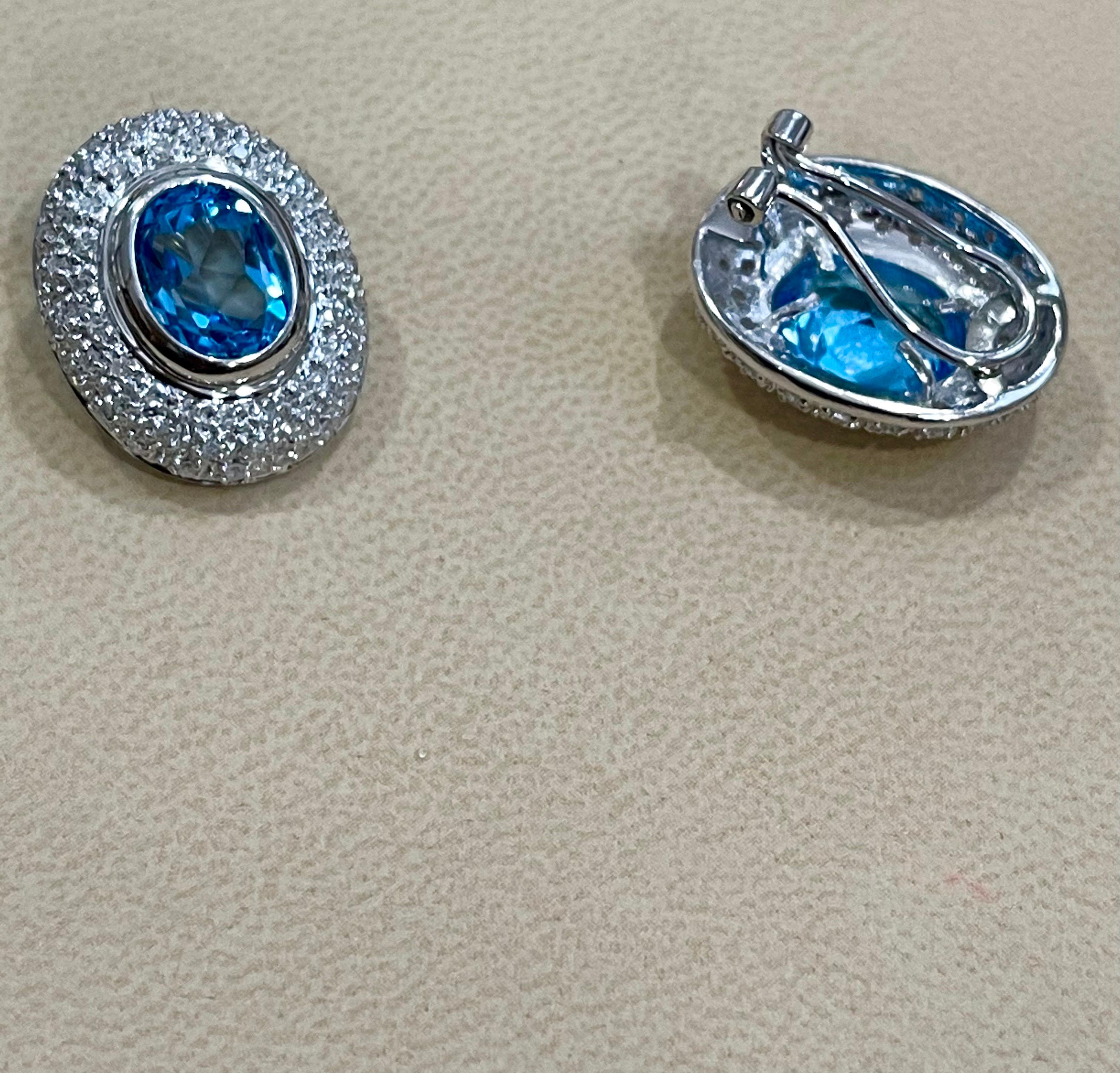 5 Karat Ovalförmiger blauer Topas und Diamant Omega-Ohrclip aus 14 Karat Gold (Ovalschliff) im Angebot