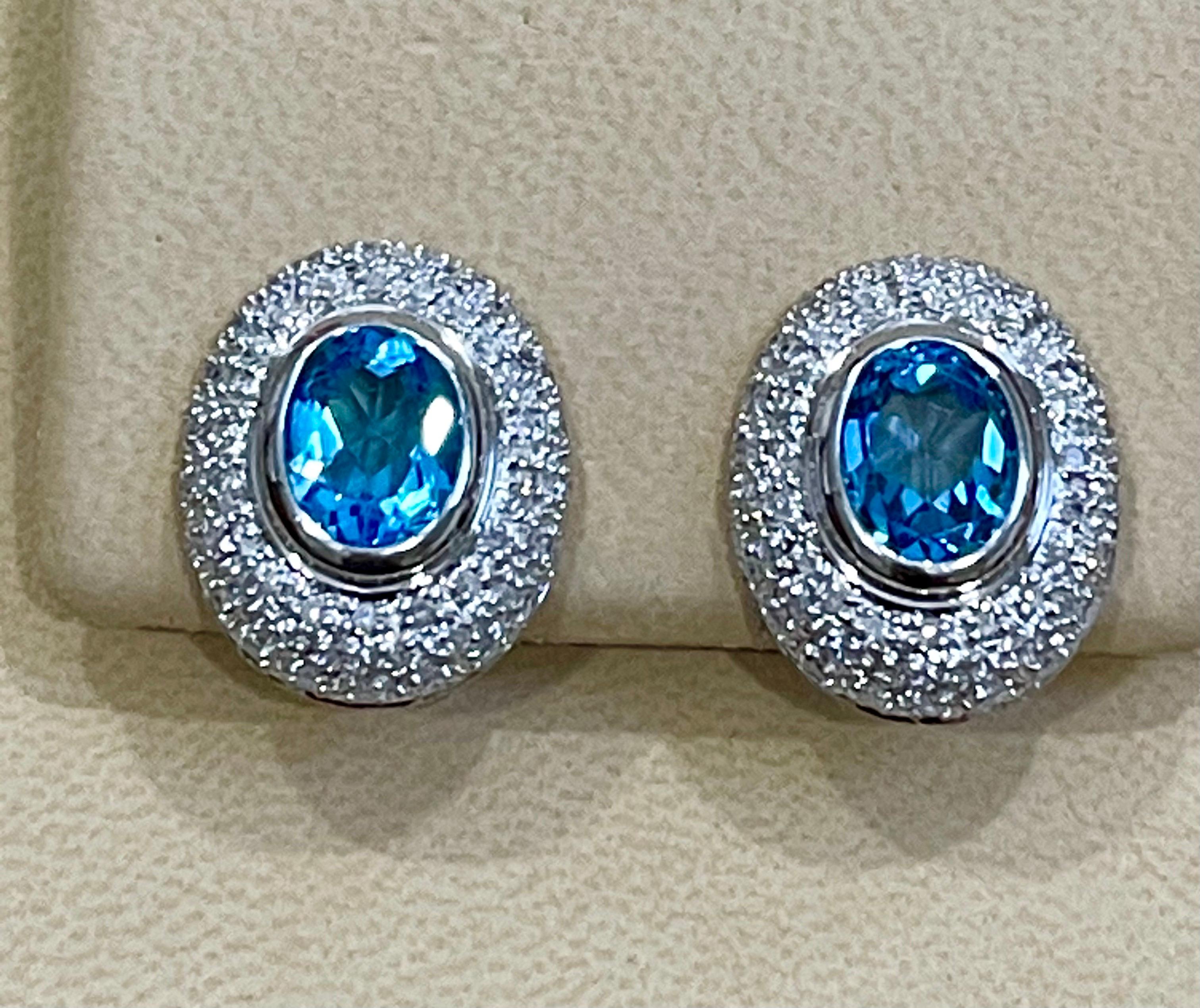 5 Karat Ovalförmiger blauer Topas und Diamant Omega-Ohrclip aus 14 Karat Gold im Zustand „Hervorragend“ im Angebot in New York, NY